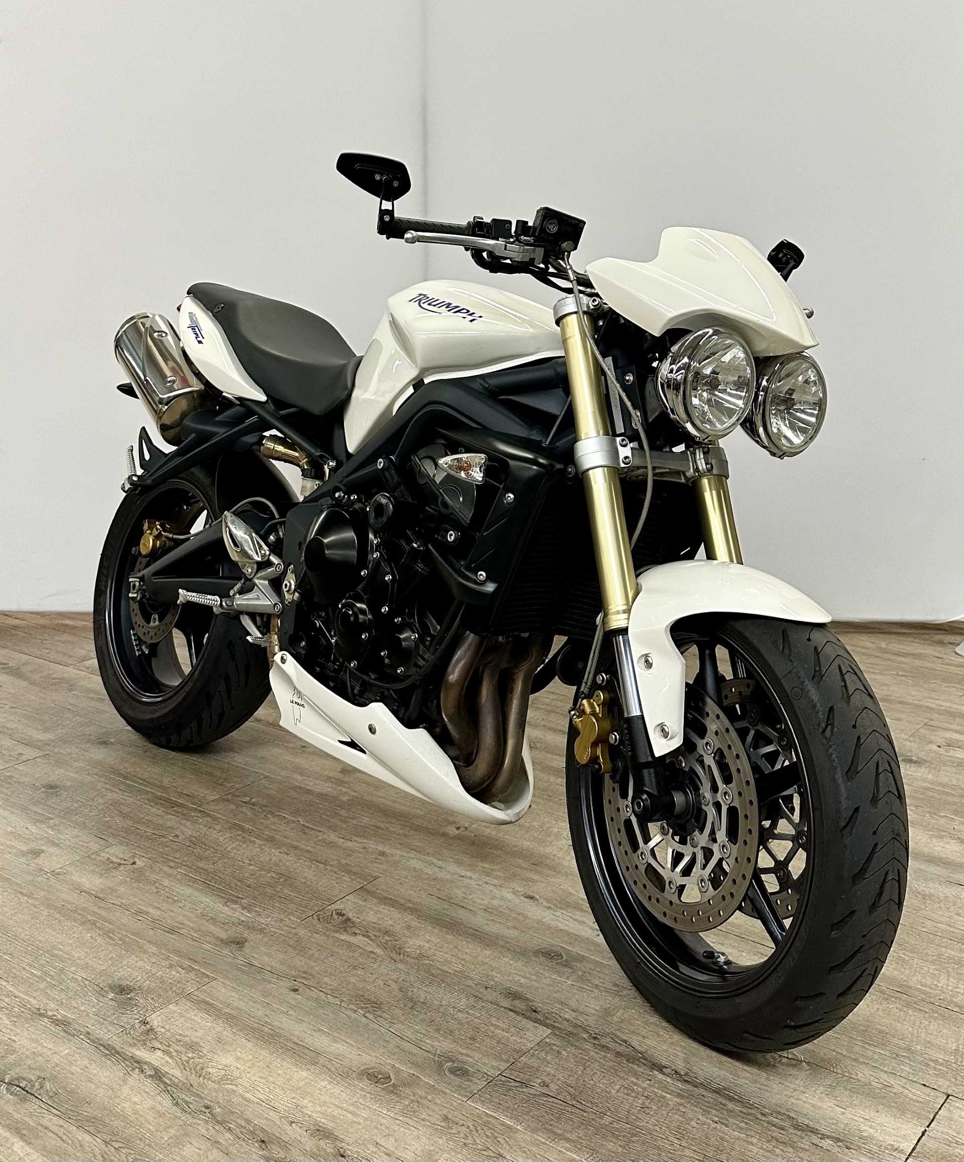 Triumph 675 Street Triple 2009 HD vue 3/4 droite