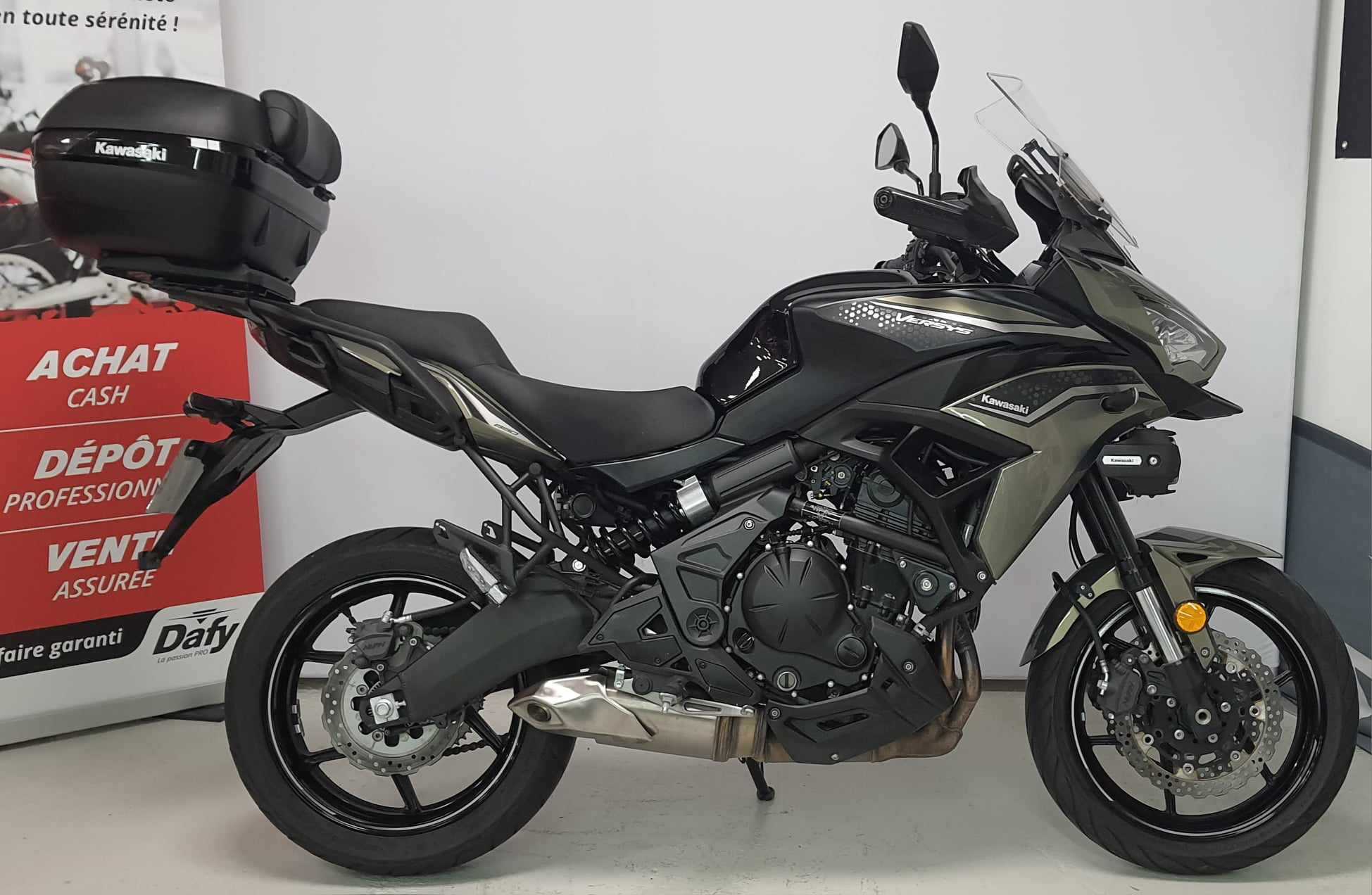 Kawasaki KLE 650 Versys 2023 HD vue gauche