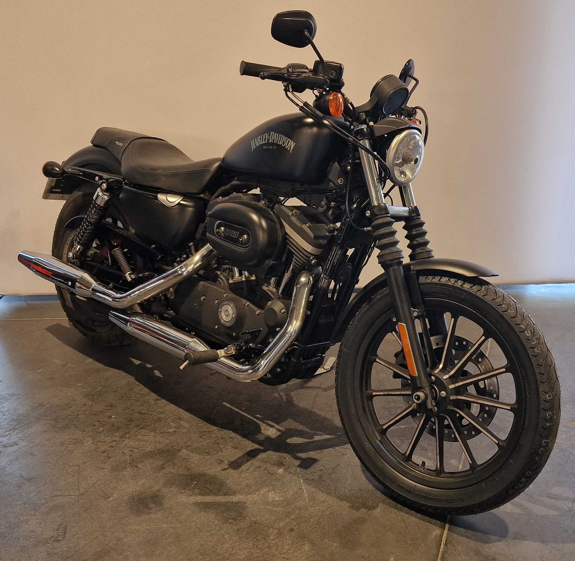 Harley-Davidson XL 883 IRON 2015 HD vue 3/4 droite