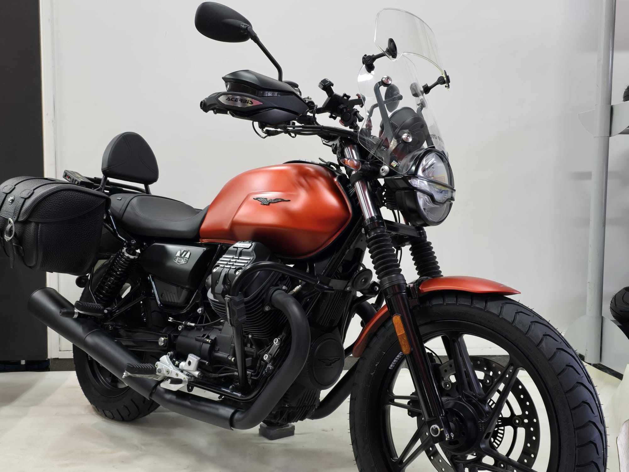 Moto Guzzi V7 STONE 2022 HD vue 3/4 droite