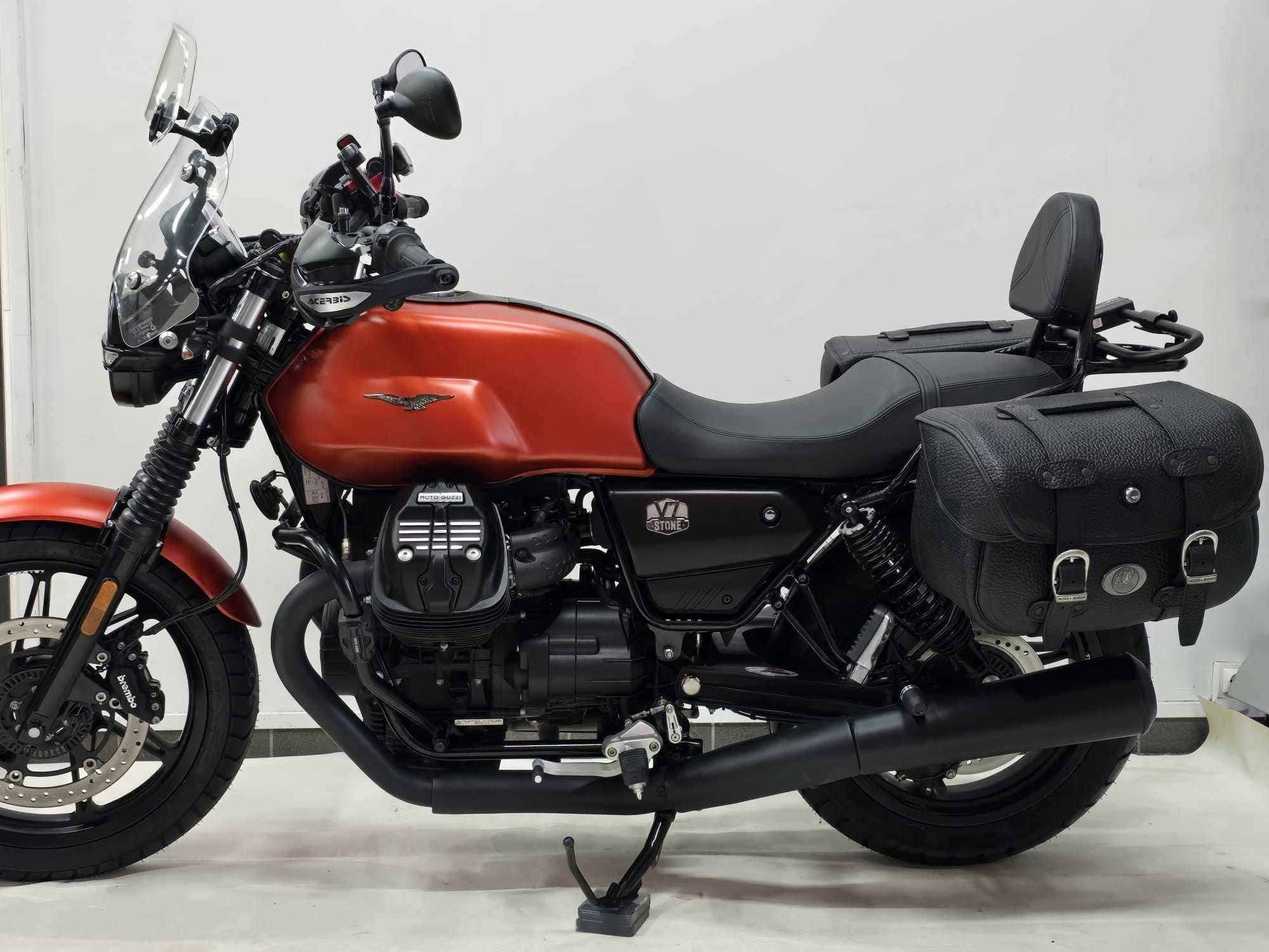 Moto Guzzi V7 STONE 2022 HD vue gauche