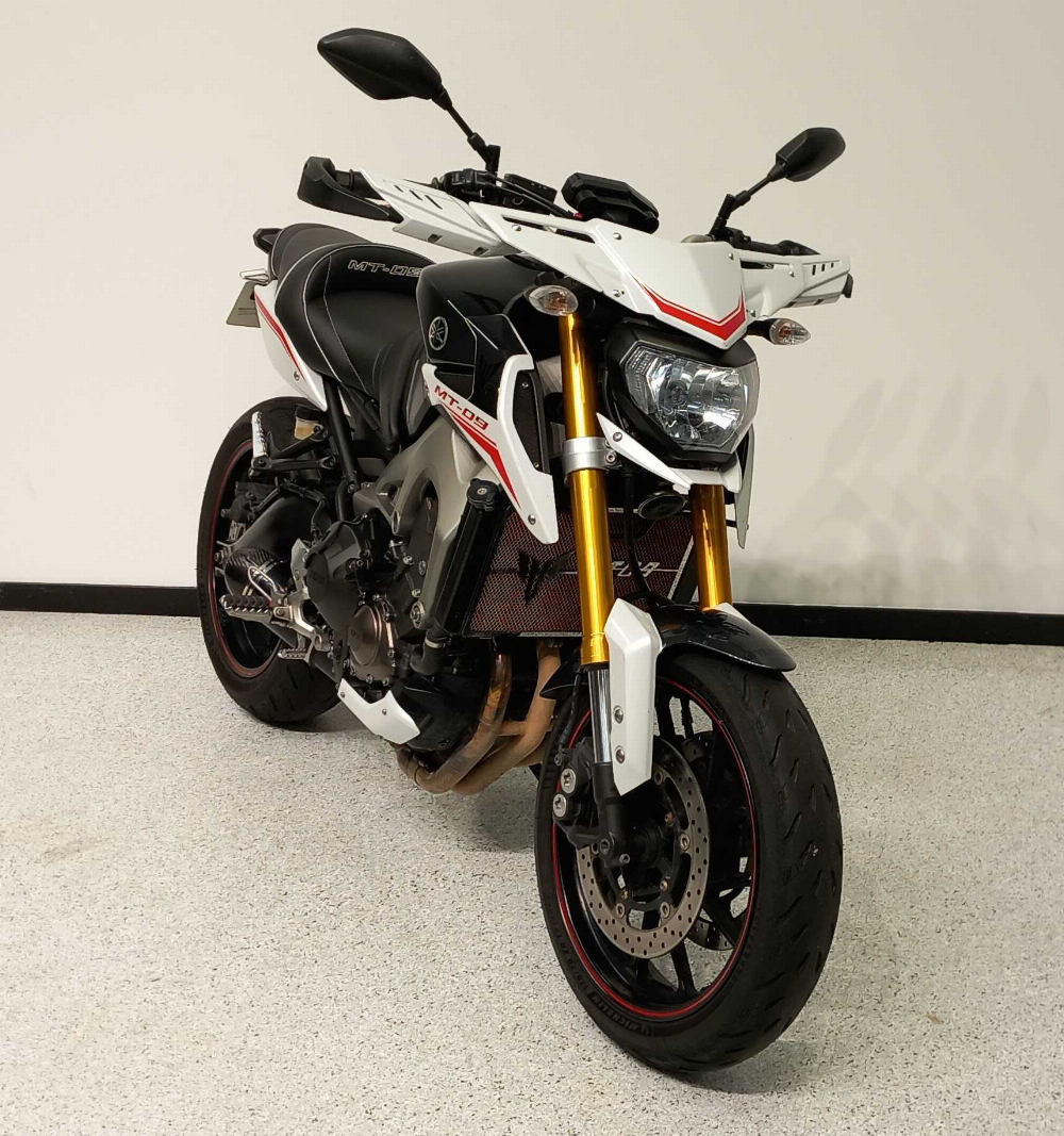 Yamaha MT-09 850 2014 vue 3/4 droite