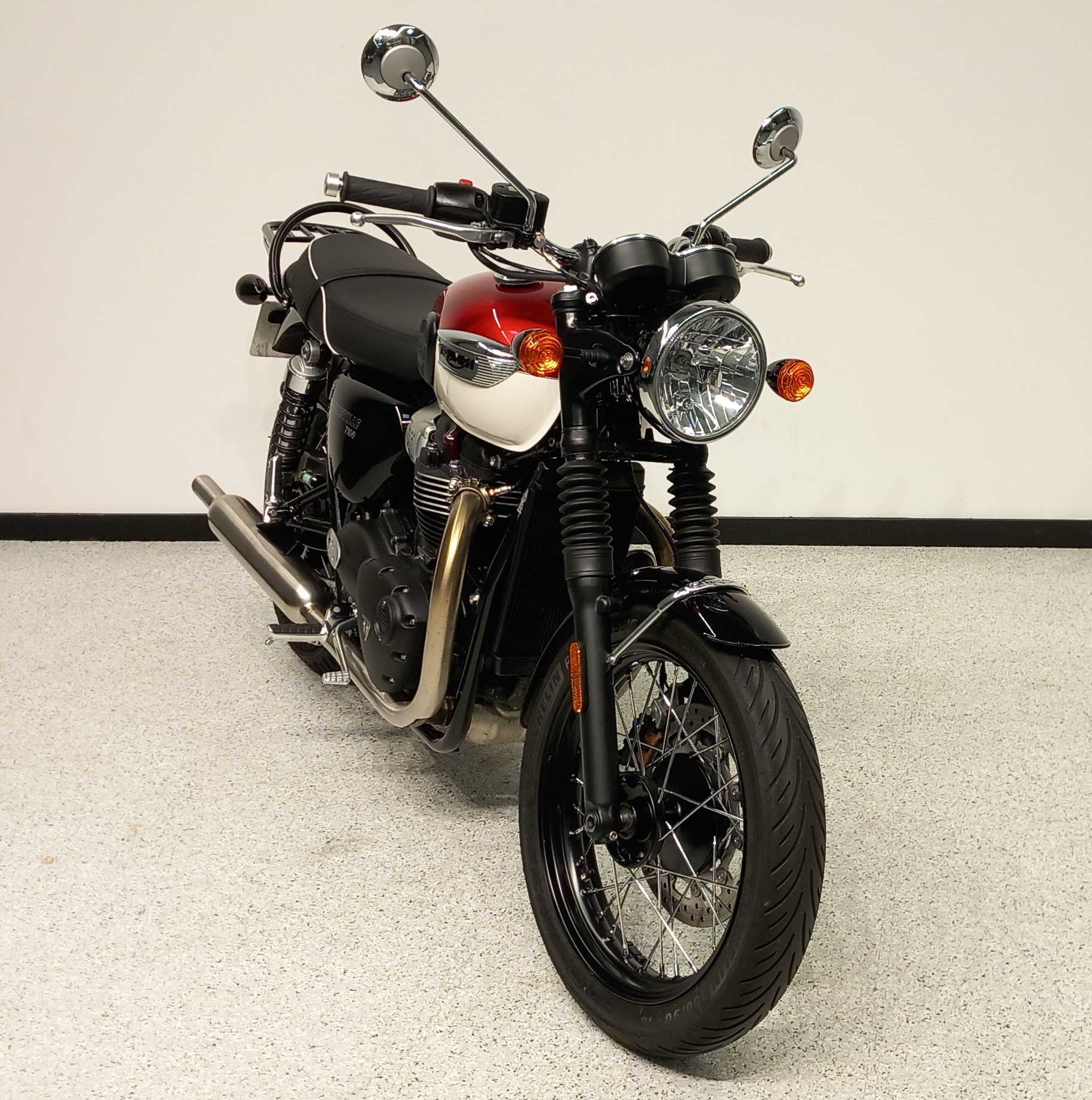 Triumph 900 Bonneville T100 2023 HD vue 3/4 droite