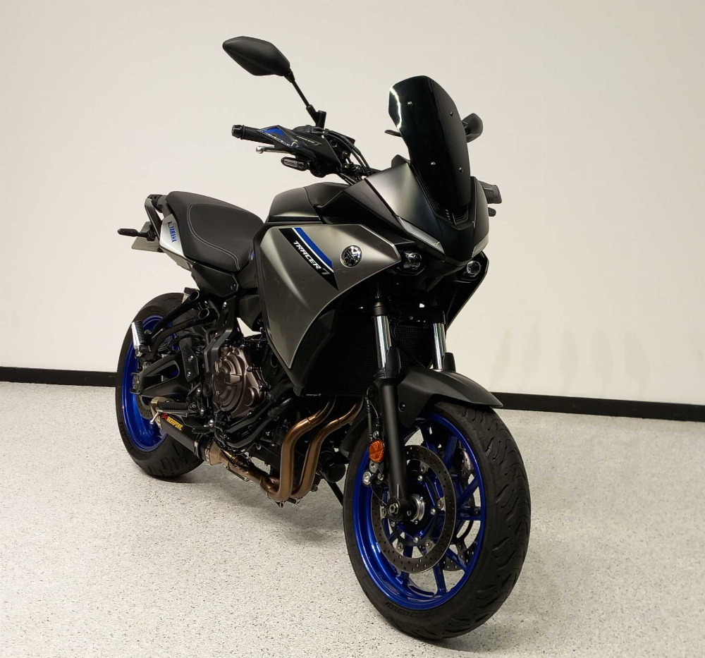 Yamaha MT-07 Tracer (MTT690) 2022 vue 3/4 droite