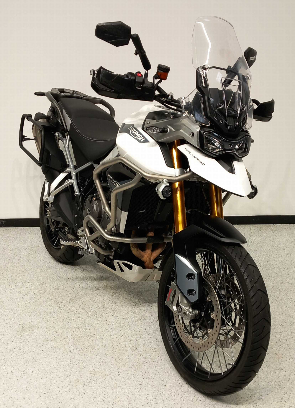 Triumph 900 Tiger Rally Pro 2021 vue 3/4 droite