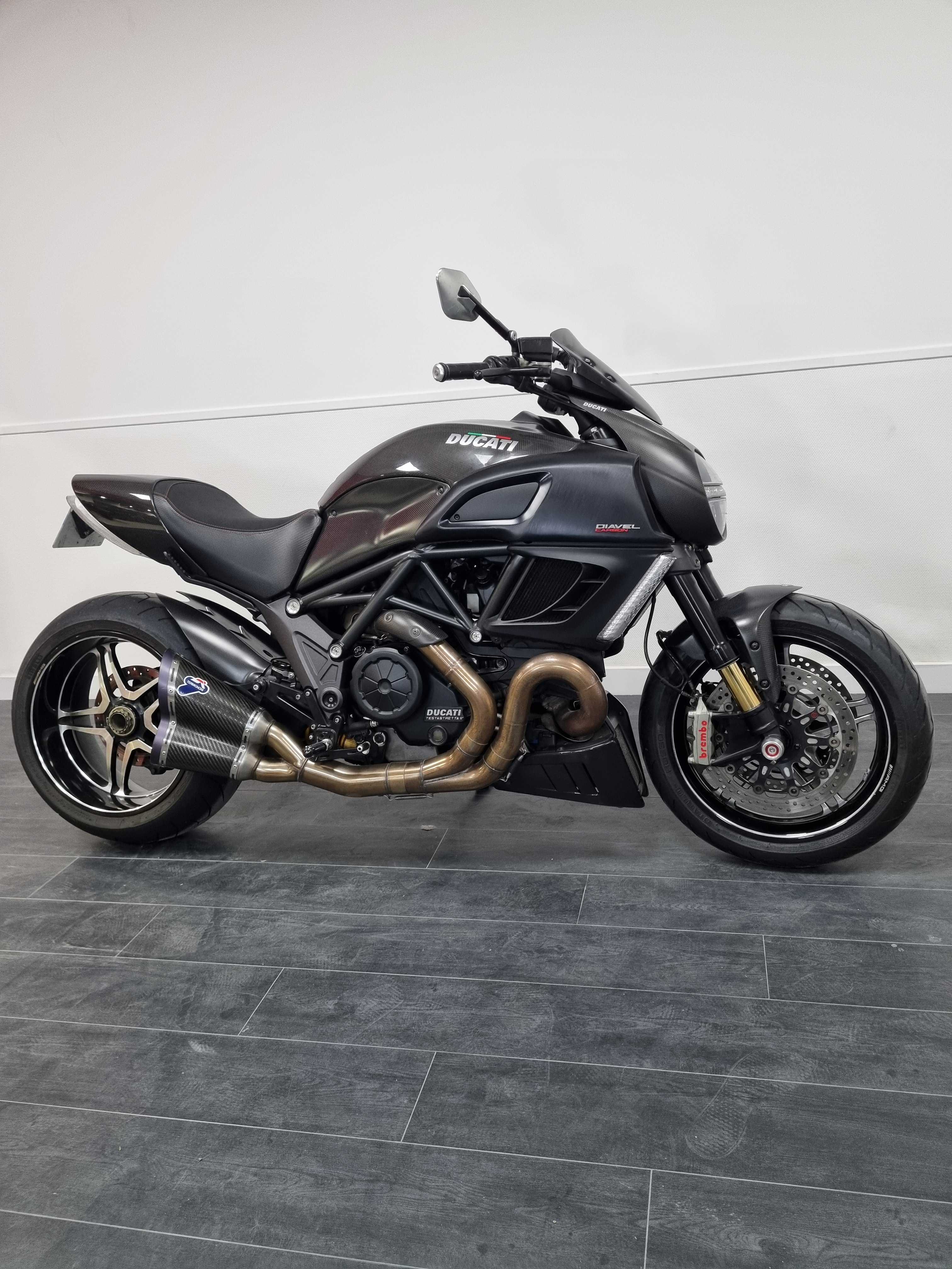 Ducati Diavel 1200 Carbon 2012 HD vue 3/4 droite