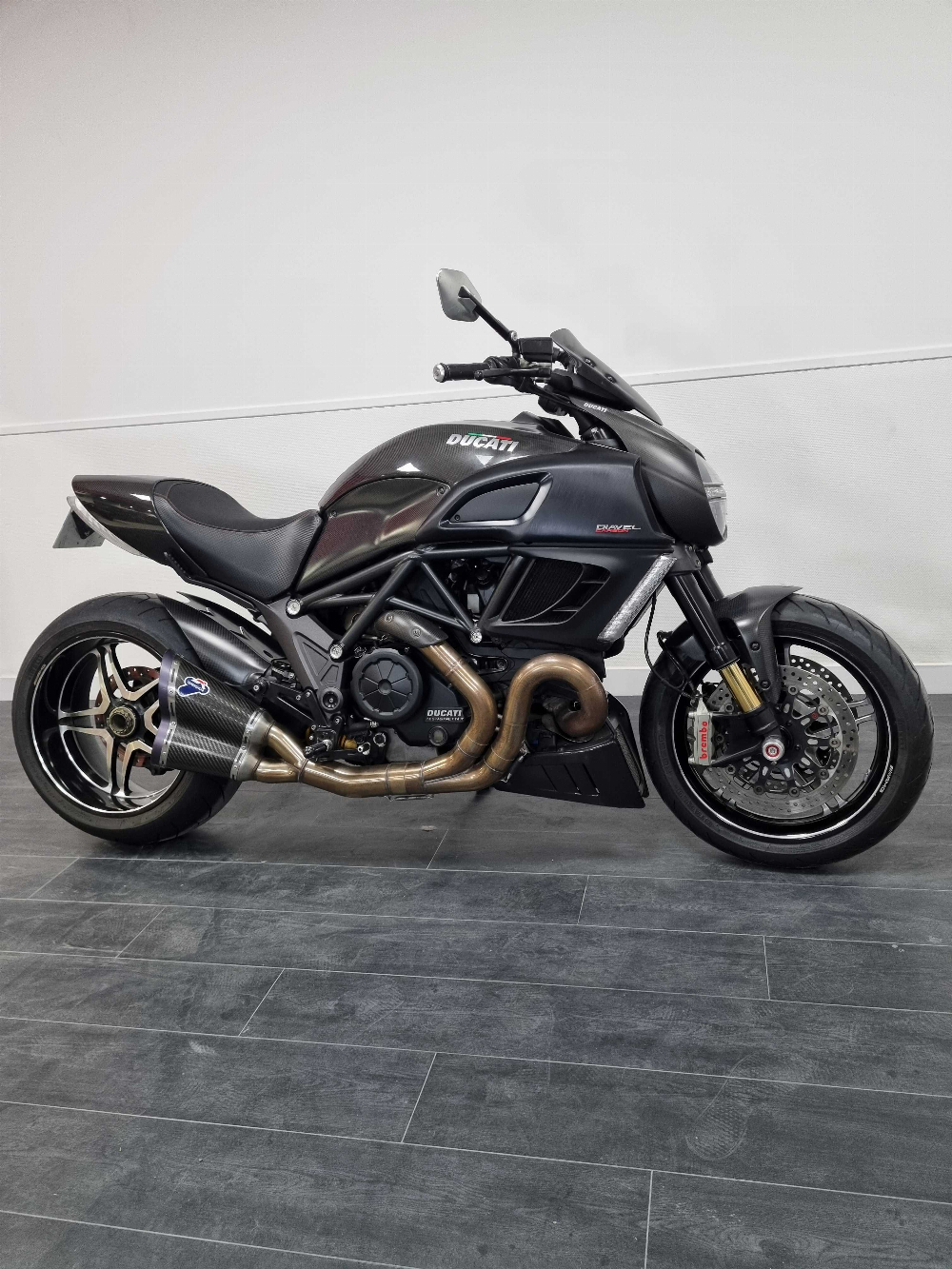 Ducati Diavel 1200 Carbon 2012 vue 3/4 droite