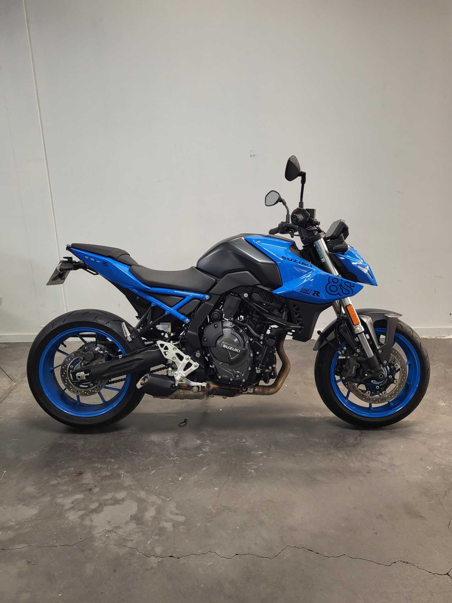 Suzuki GSX 800 8S 2023 HD vue 3/4 droite