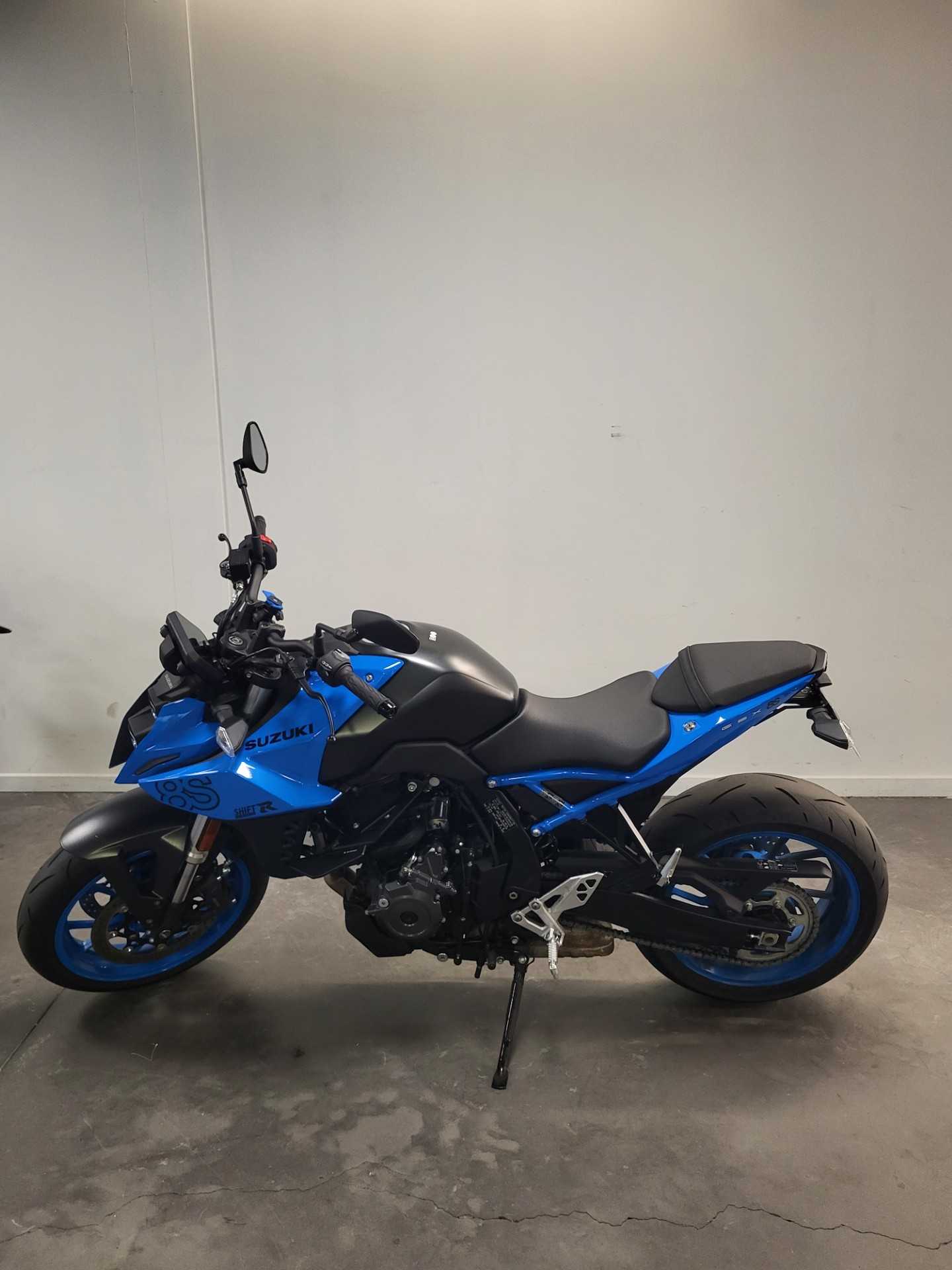 Suzuki GSX 800 8S 2023 HD vue gauche