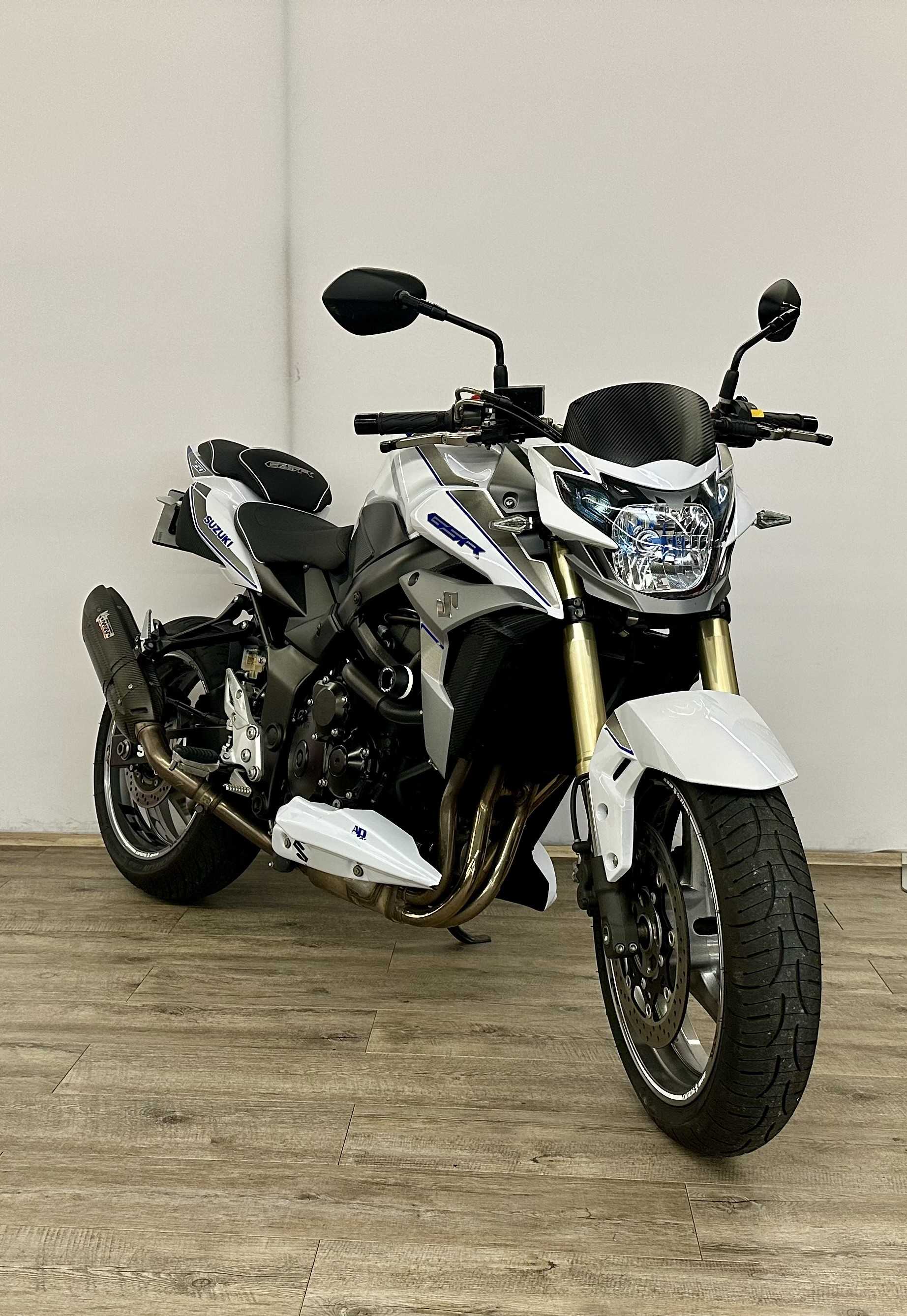 Suzuki GSR 750 2014 HD vue 3/4 droite