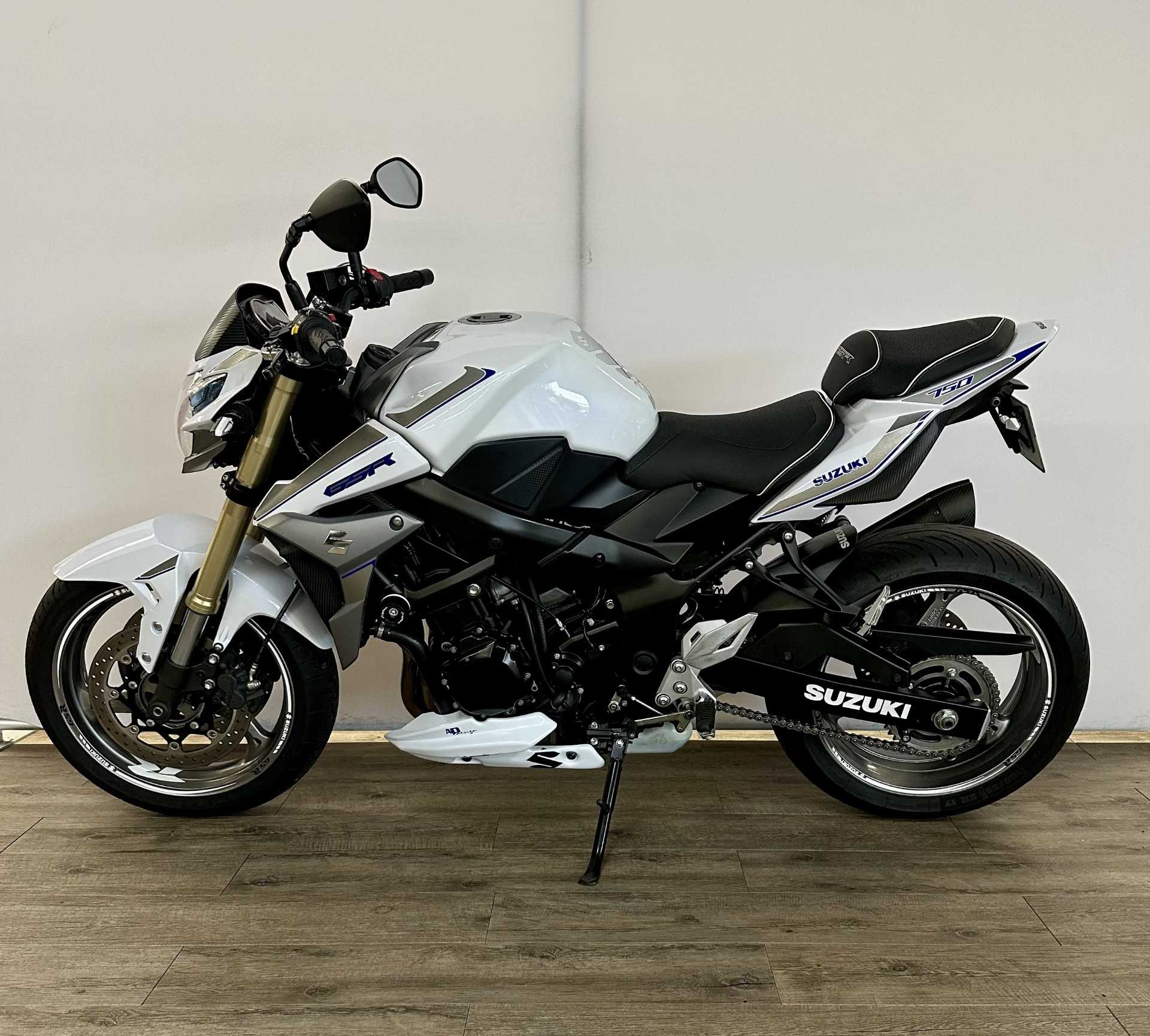 Suzuki GSR 750 2014 HD vue gauche