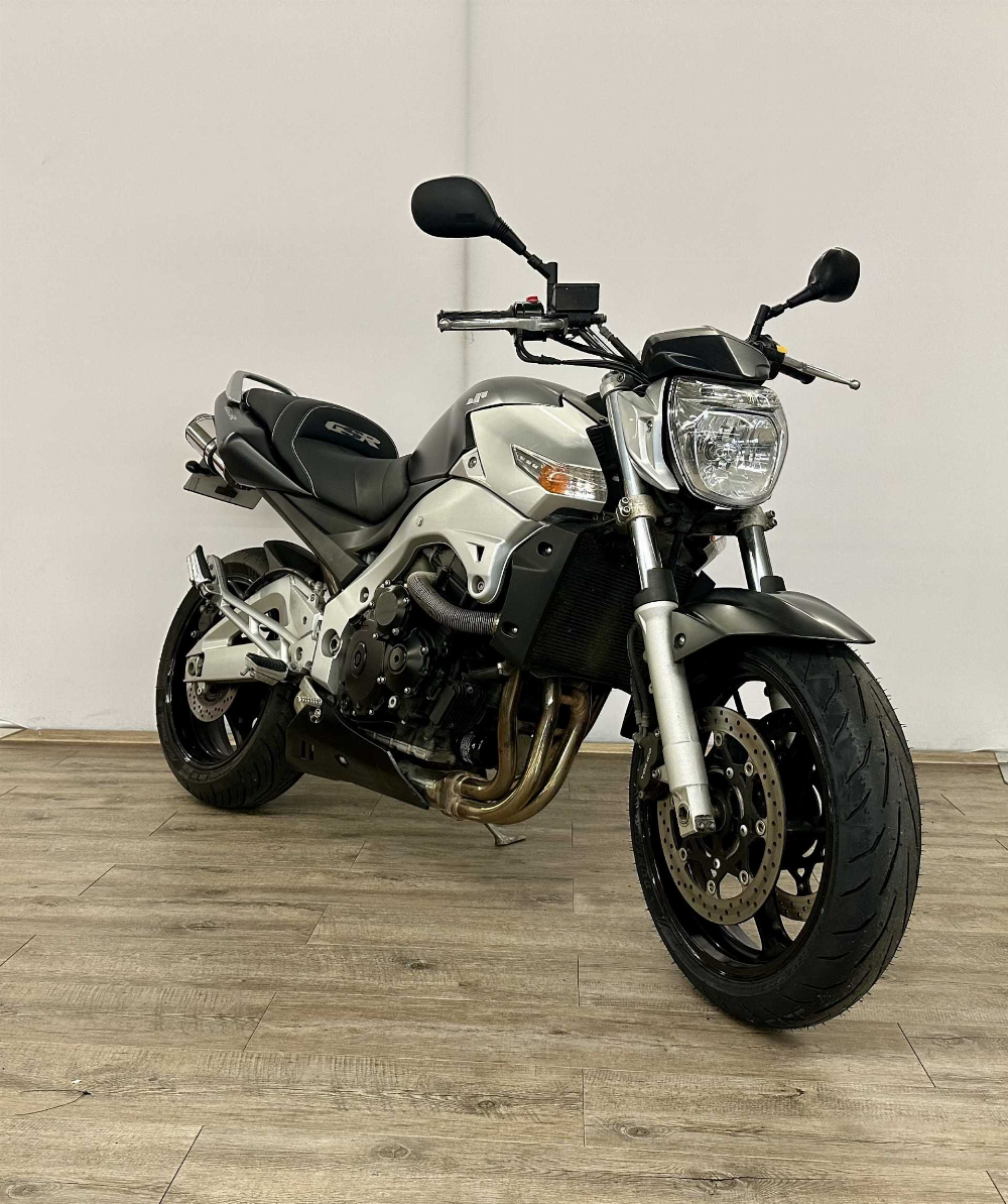 Suzuki GSR 600 2007 vue 3/4 droite