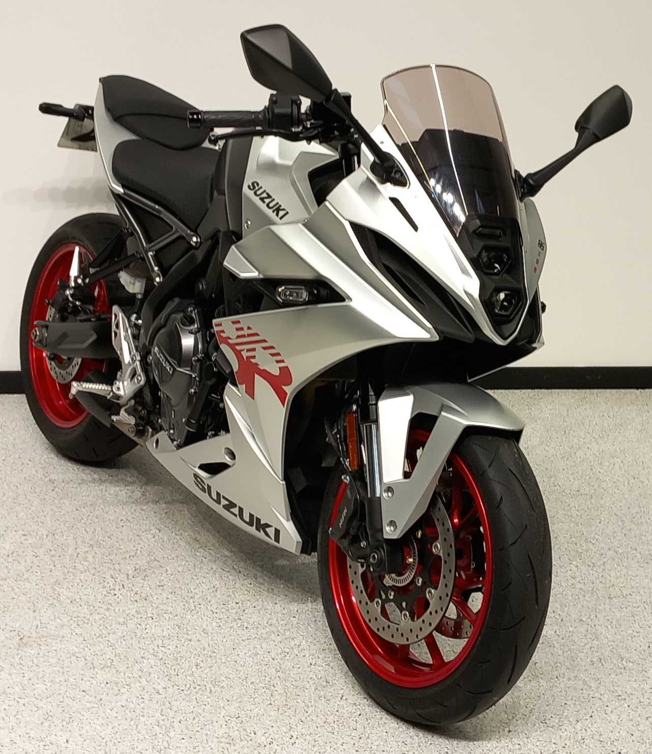 Suzuki GSX 800 8R 2024 HD vue 3/4 droite