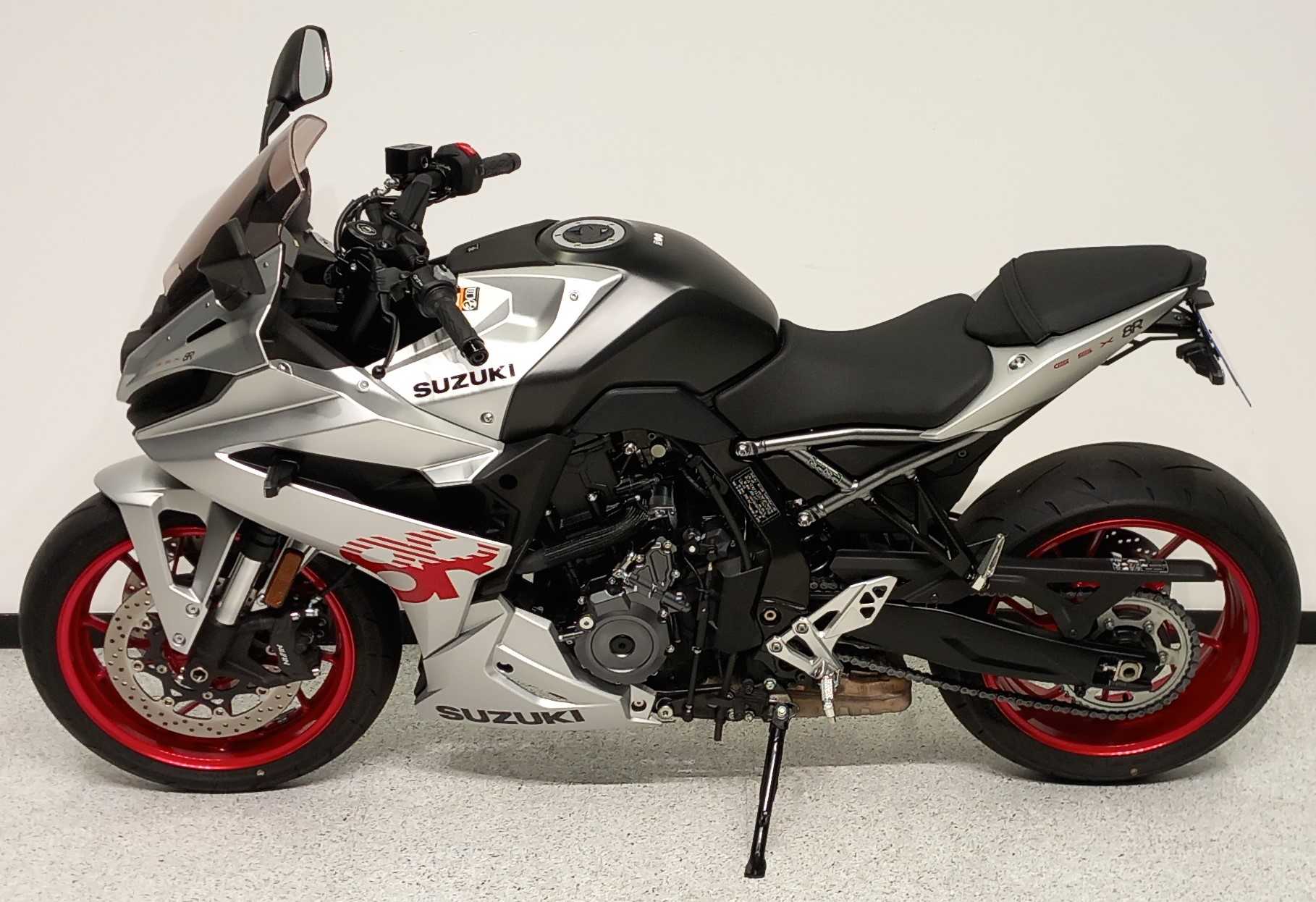 Suzuki GSX 800 8R 2024 HD vue gauche