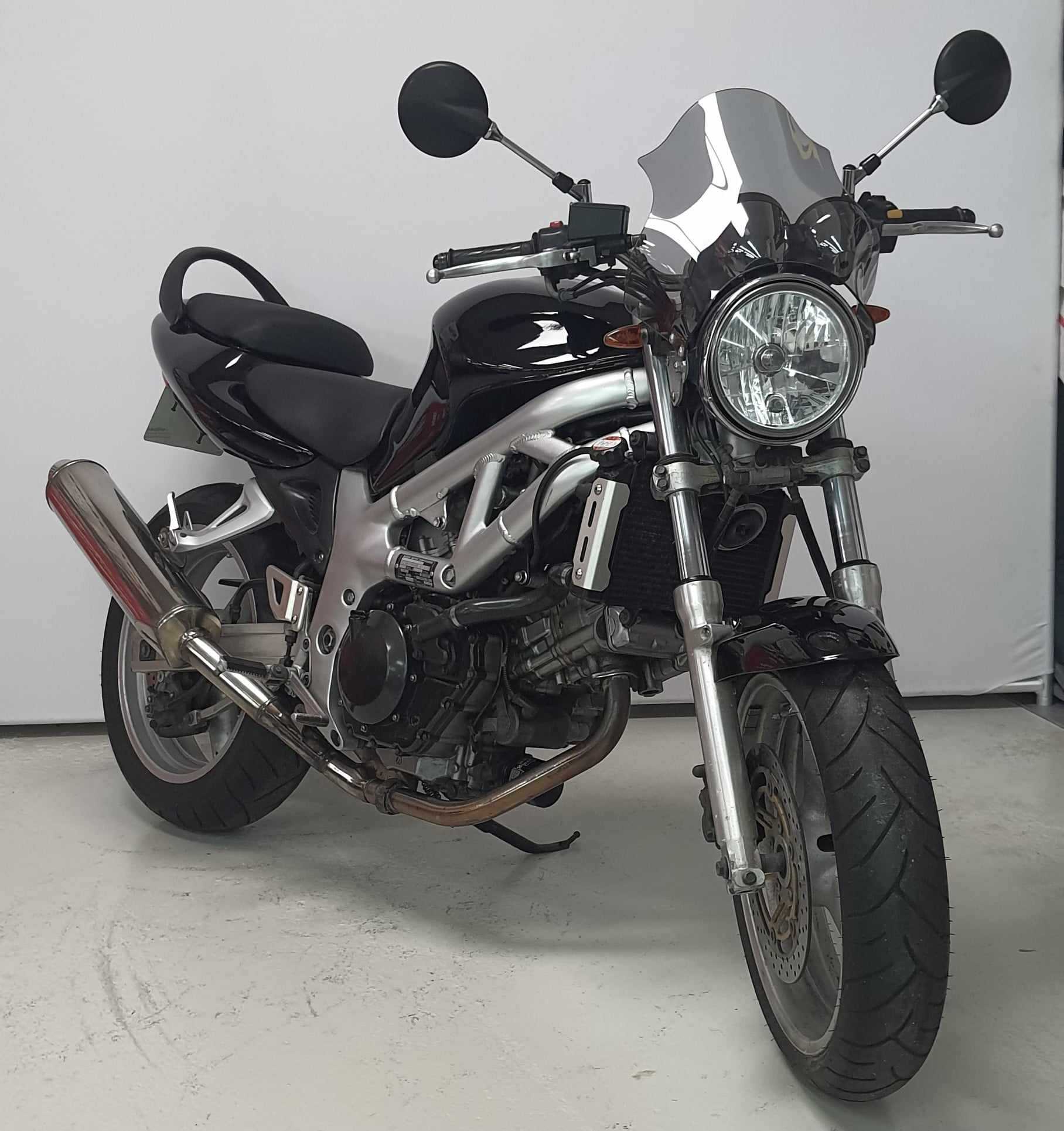 Suzuki SV 650 N 2002 HD vue 3/4 droite