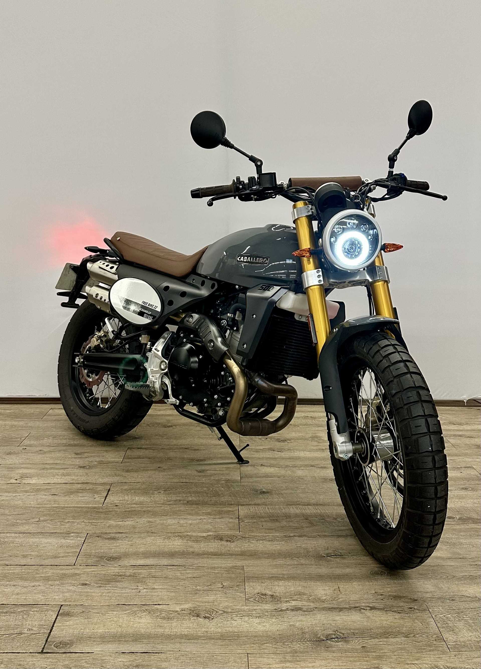 FANTIC SCRAMBLER DELUXE 500 2022 HD vue 3/4 droite