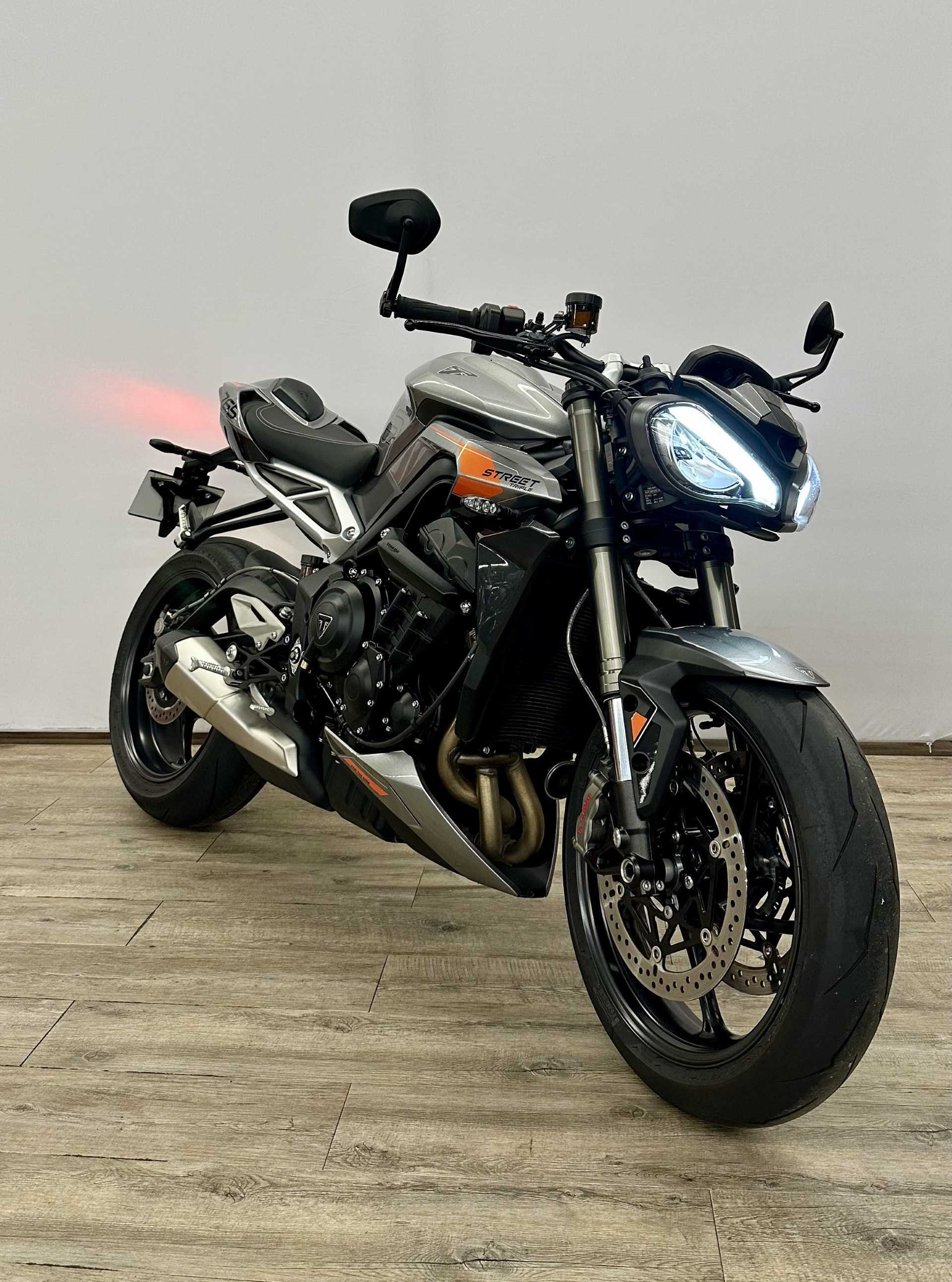 Triumph 765 Street Triple RS 2023 HD vue 3/4 droite