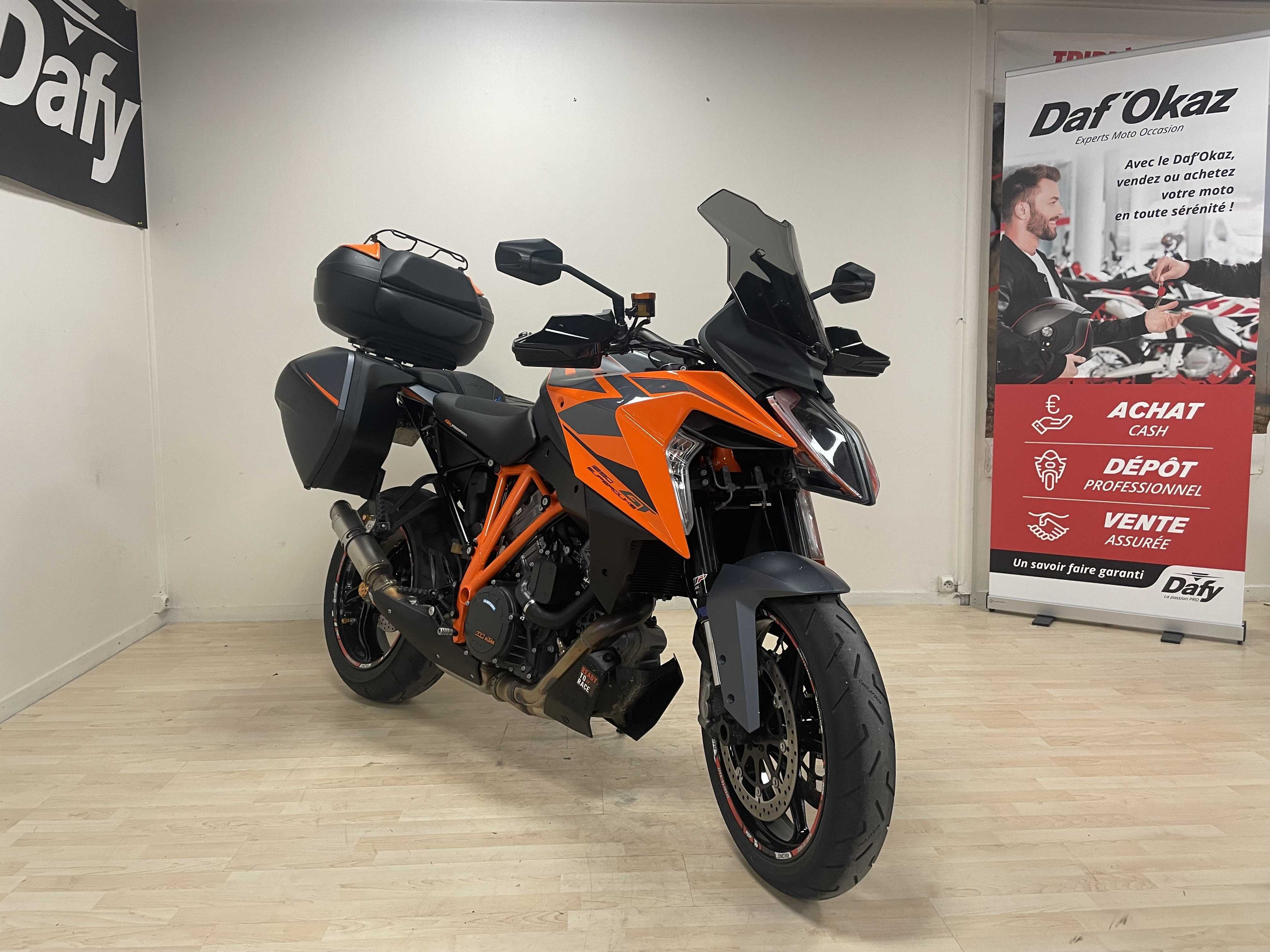 KTM 1290 Super Duke GT 2021 HD vue 3/4 droite