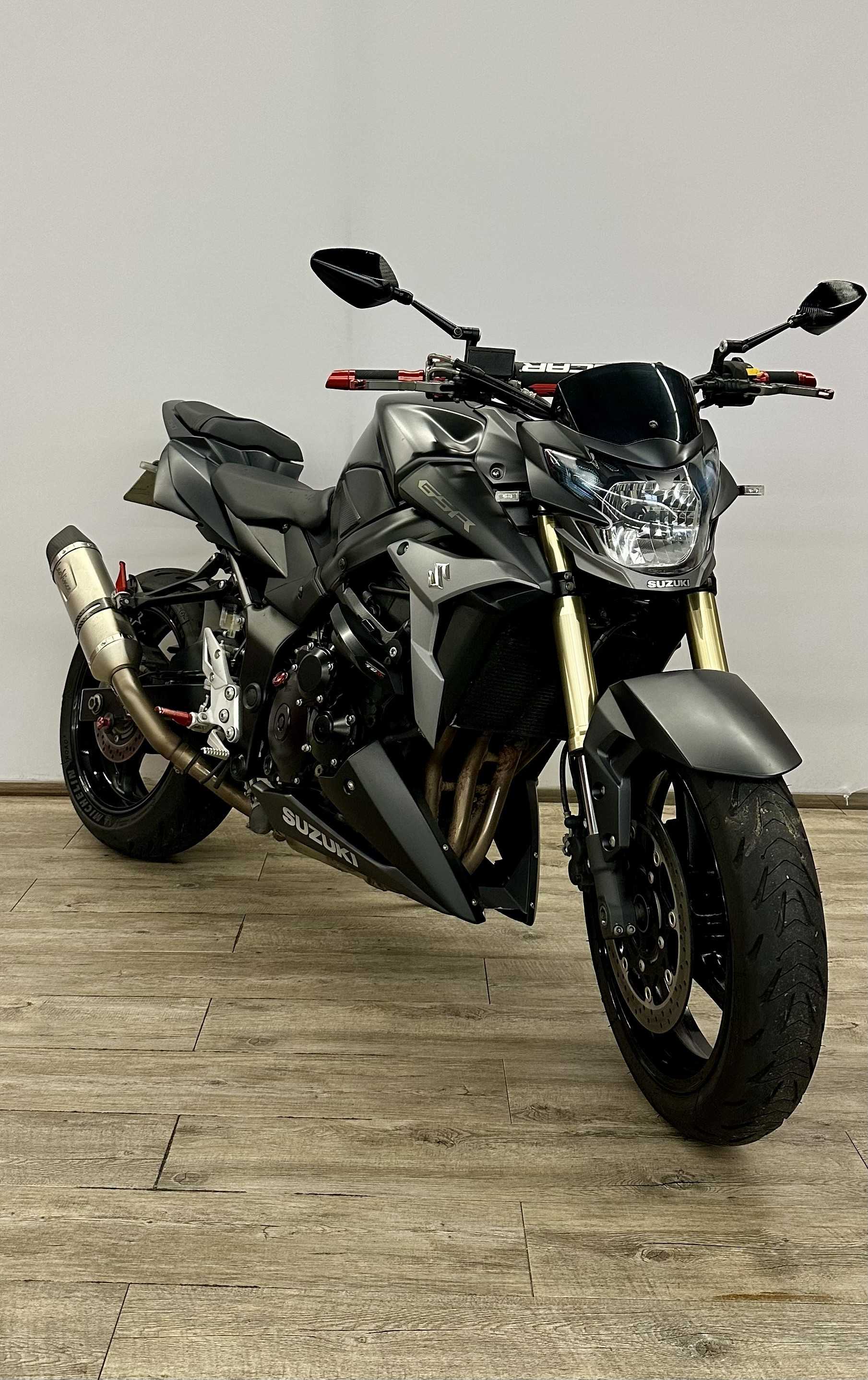 Suzuki GSR 750 ABS 2016 HD vue 3/4 droite