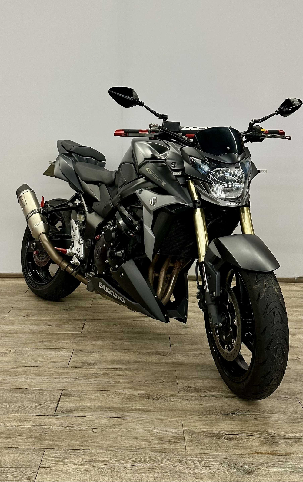 Suzuki GSR 750 ABS 2016 vue 3/4 droite