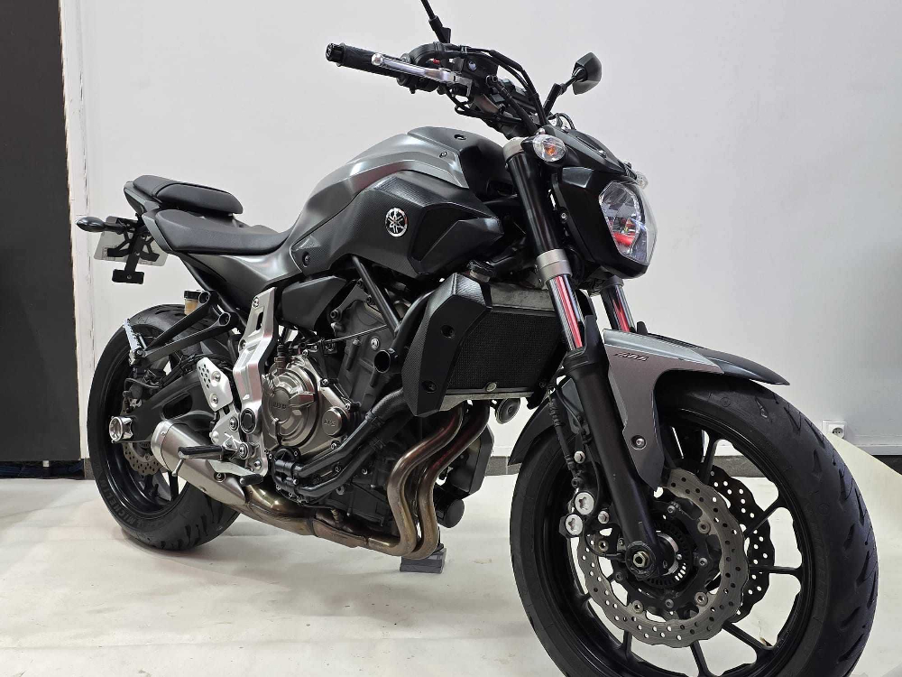 Yamaha MT-07 ABS 2015 vue 3/4 droite