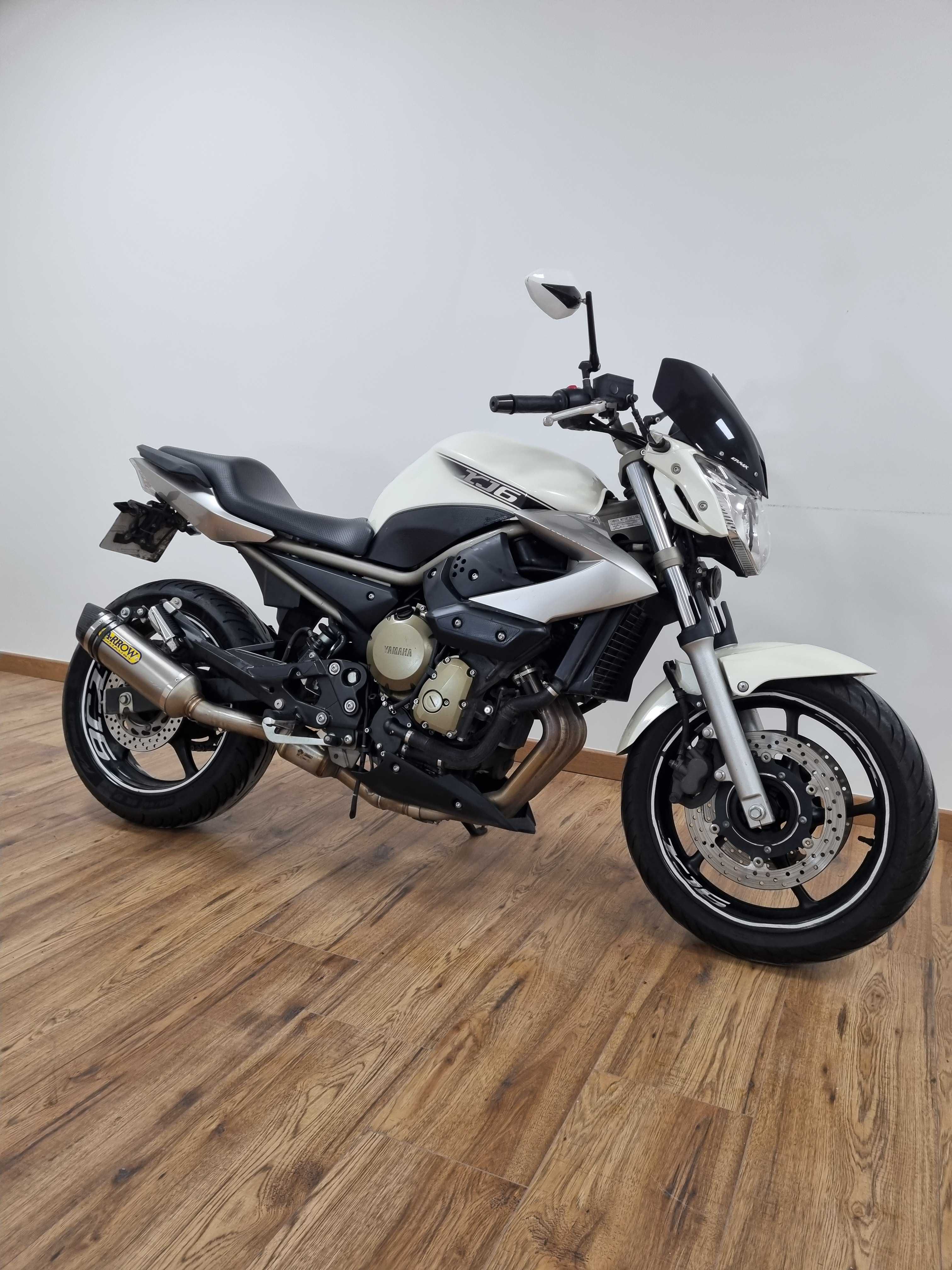 Yamaha XJ6 N 2010 HD vue 3/4 droite