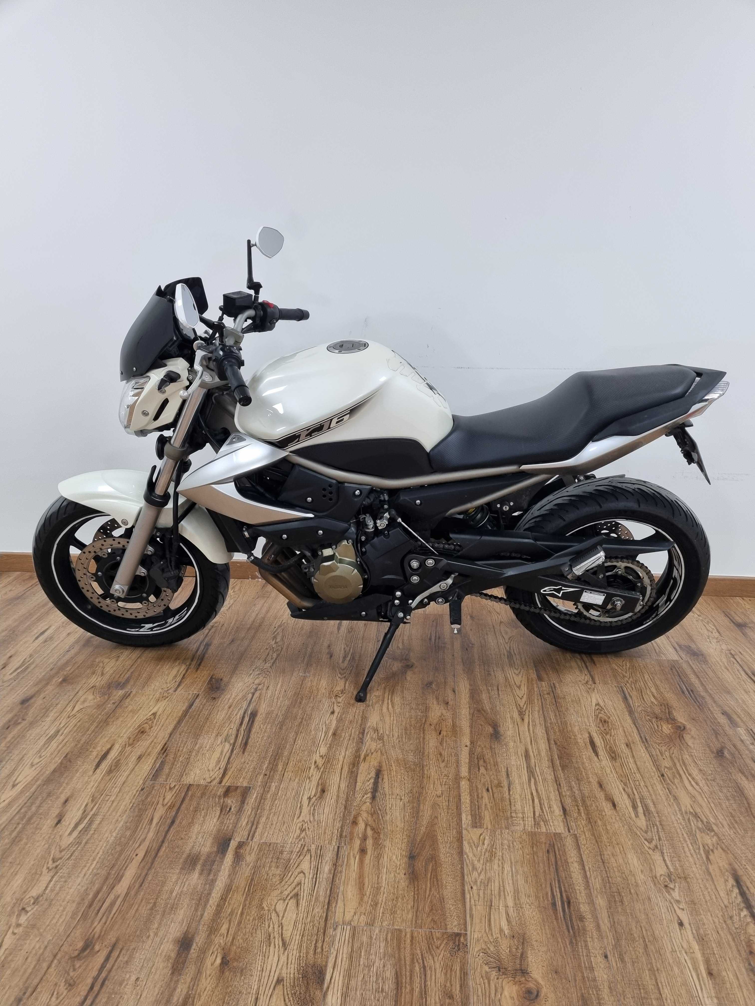 Yamaha XJ6 N 2010 HD vue gauche