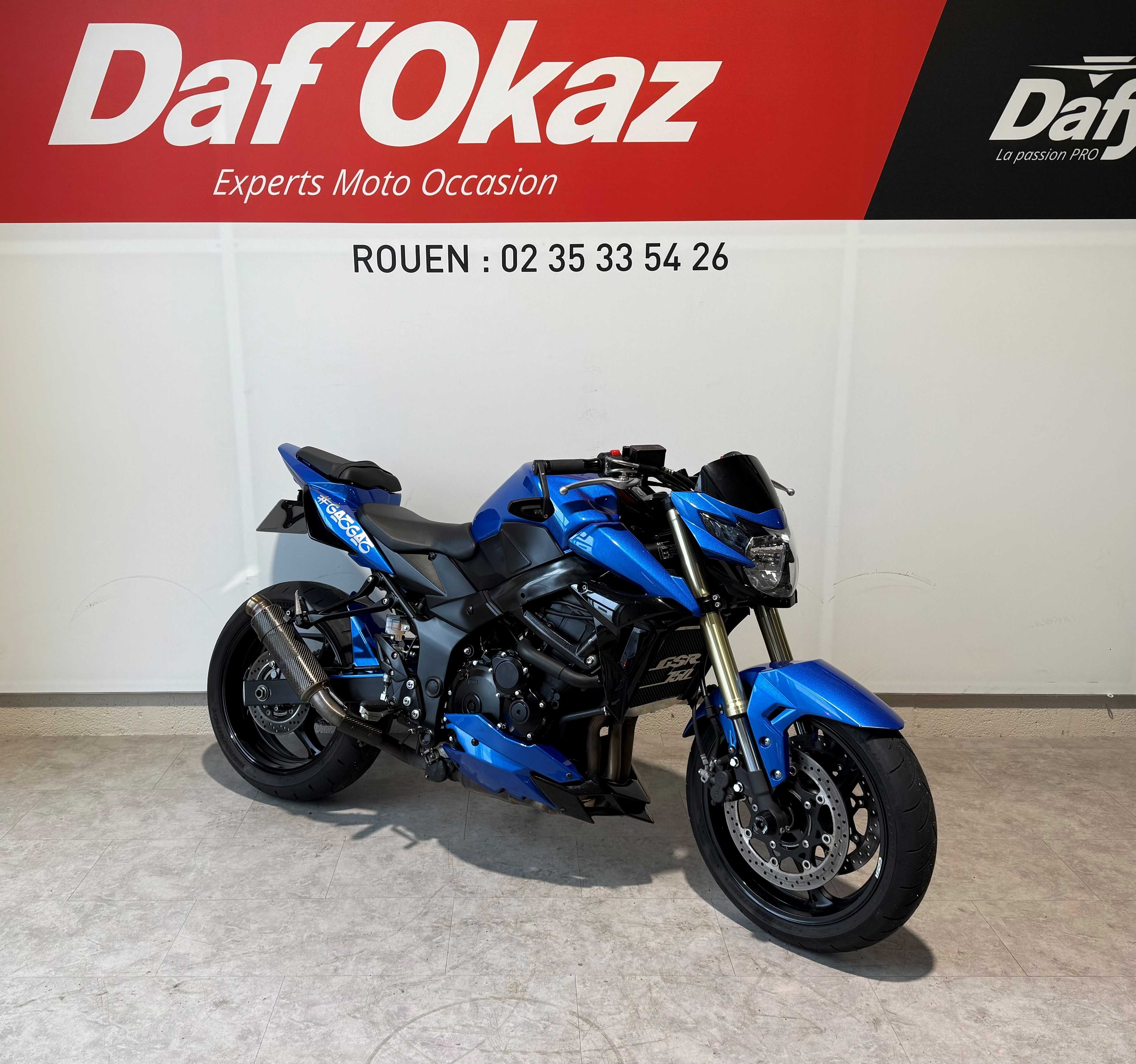 Suzuki GSR 750 2015 HD vue 3/4 droite