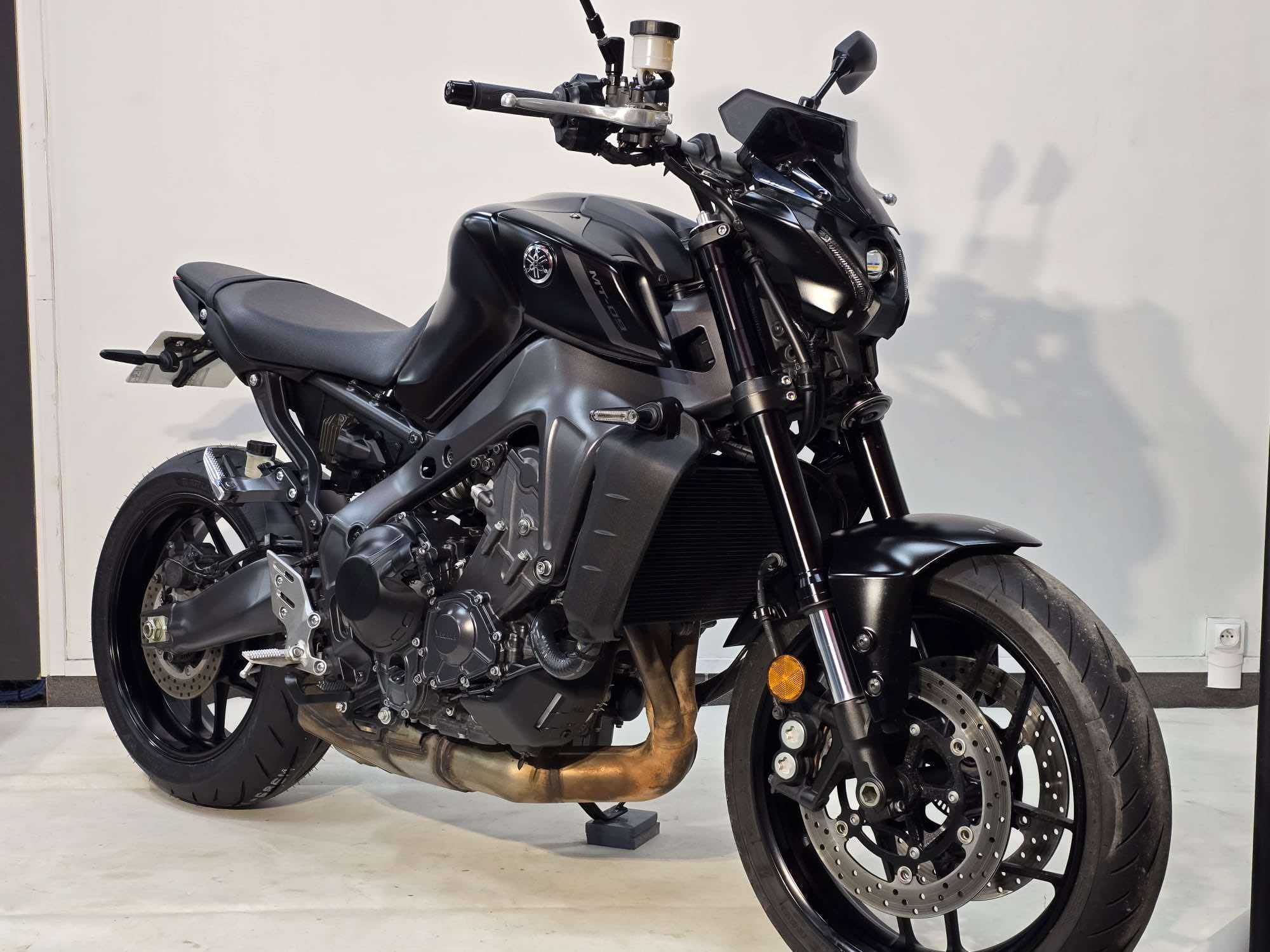 Yamaha MT-09 900 2023 HD vue 3/4 droite