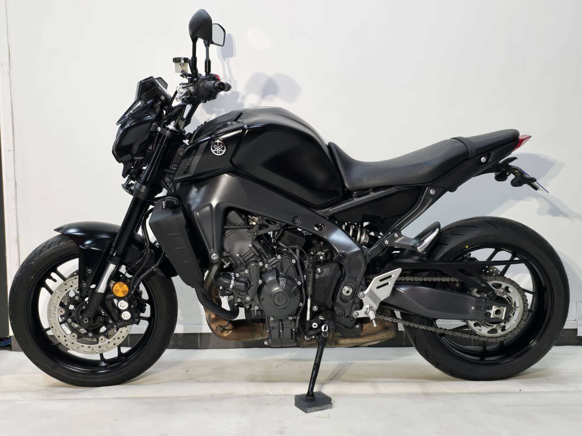 Yamaha MT-09 900 2023 HD vue gauche