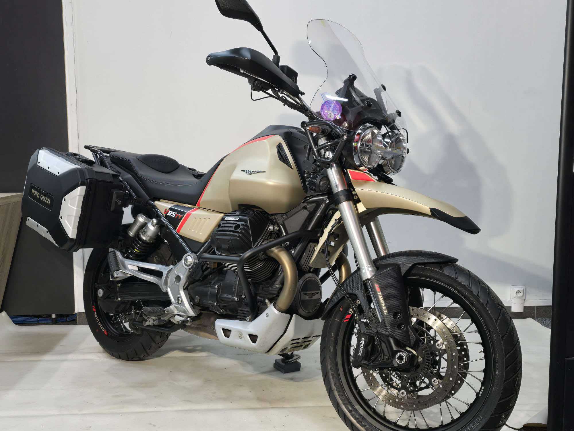 Moto Guzzi V85 TT Travel pack 2020 HD vue 3/4 droite