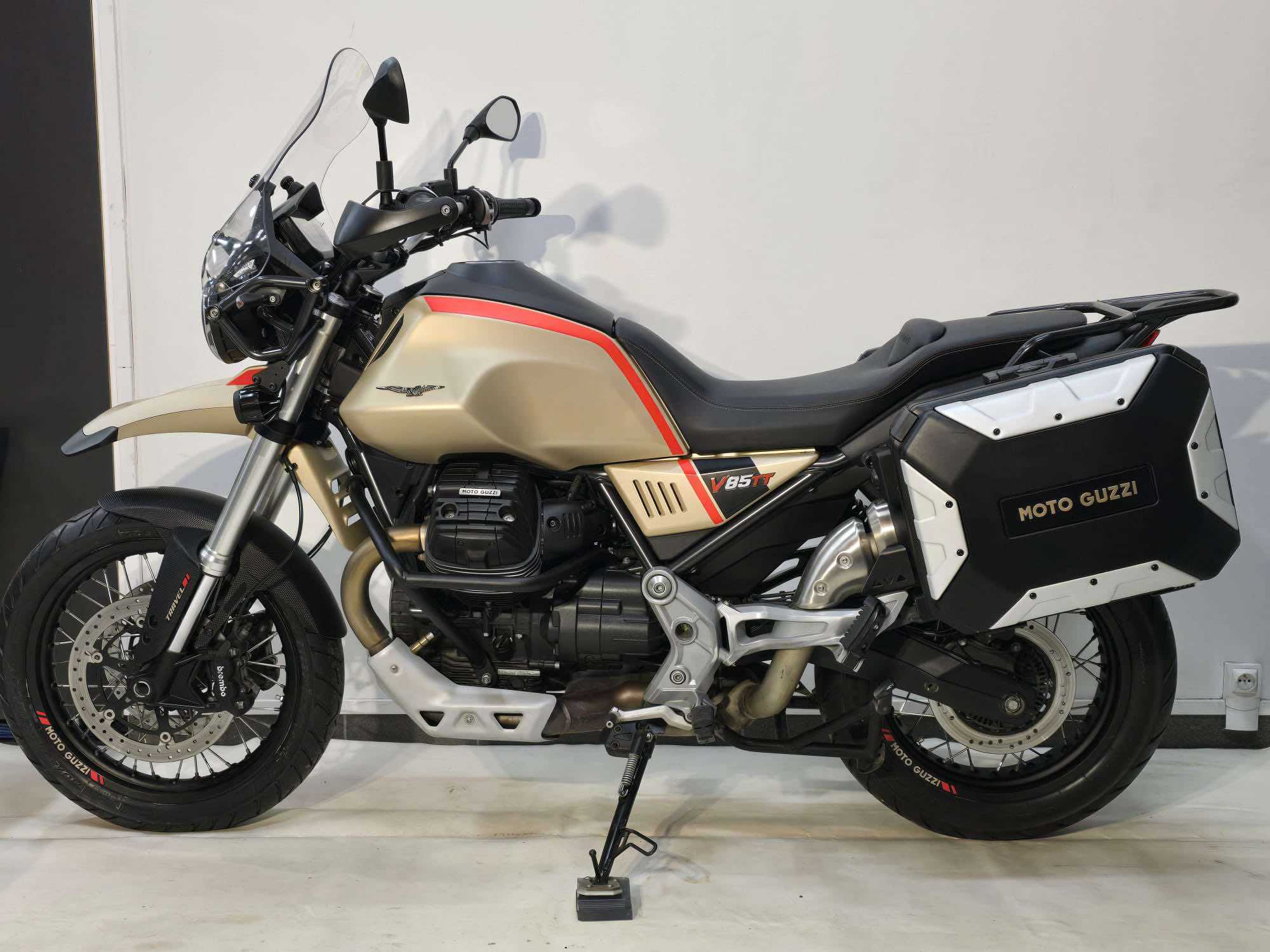 Moto Guzzi V85 TT Travel pack 2020 HD vue gauche