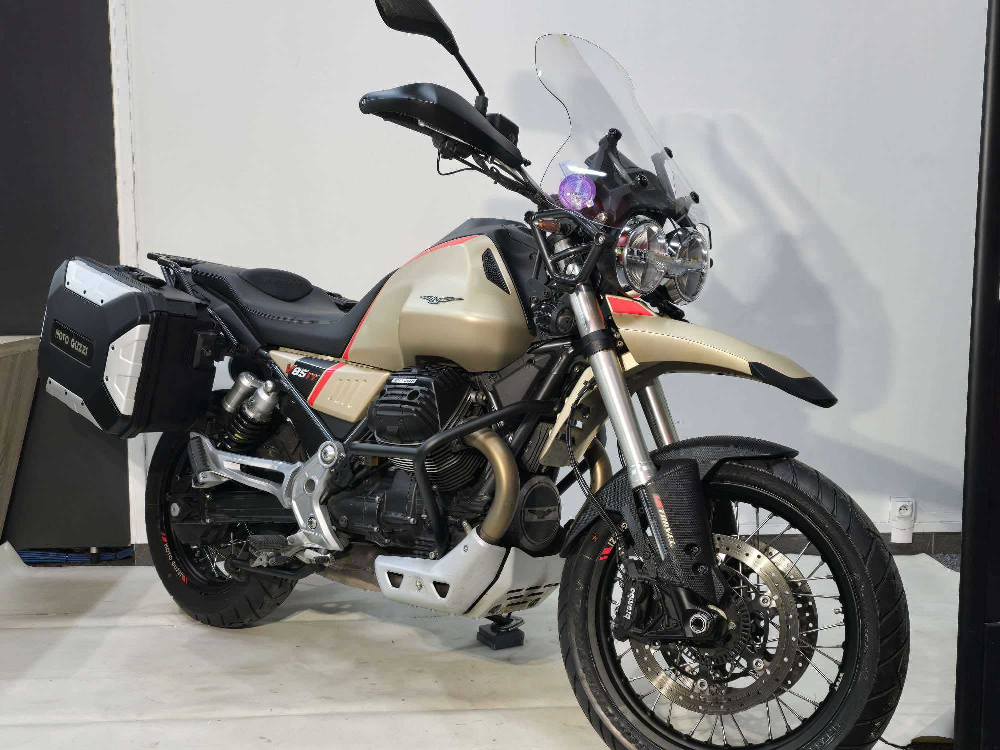 Moto Guzzi V85 TT Travel pack 2020 vue 3/4 droite