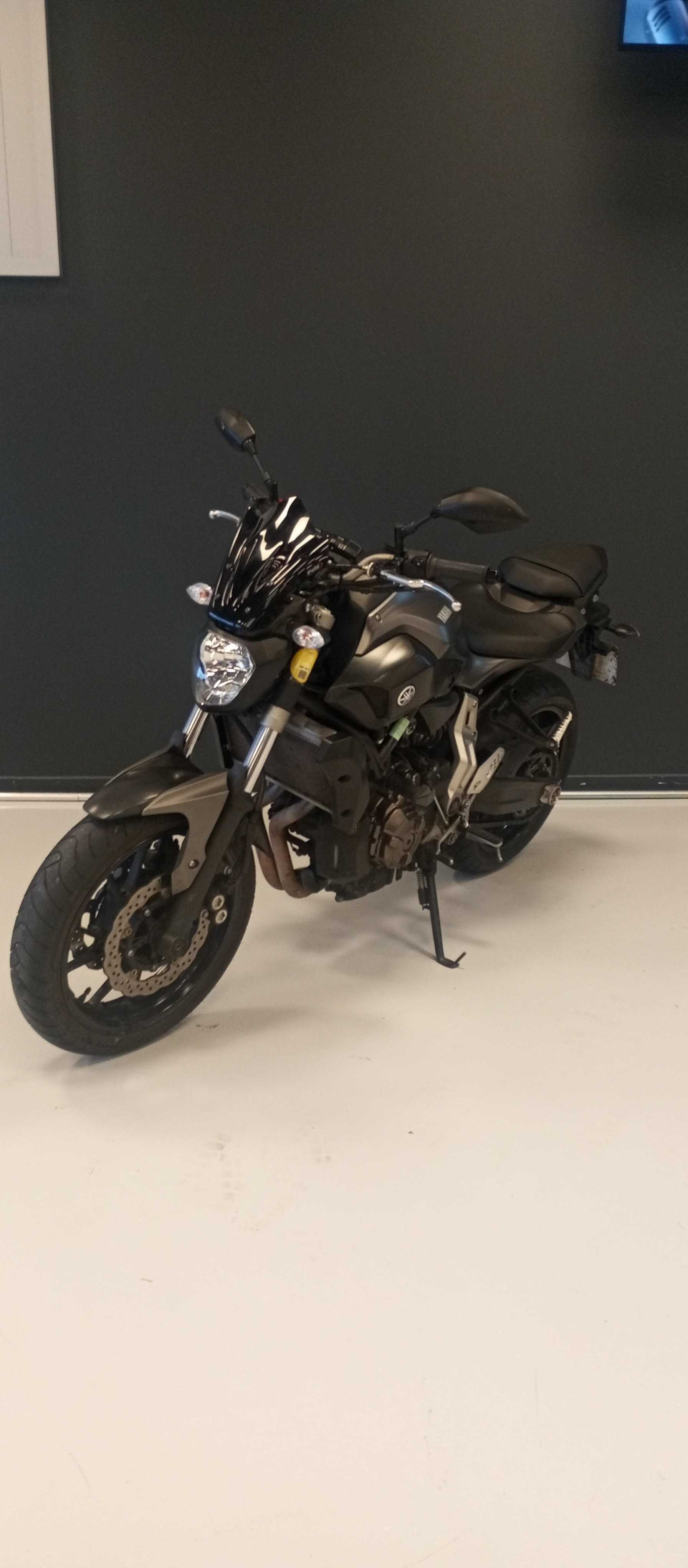 Yamaha MT-07 2015 HD vue gauche