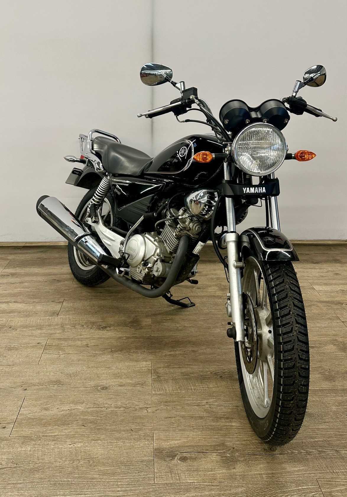 Yamaha YBR 125 Custom 2011 HD vue 3/4 droite