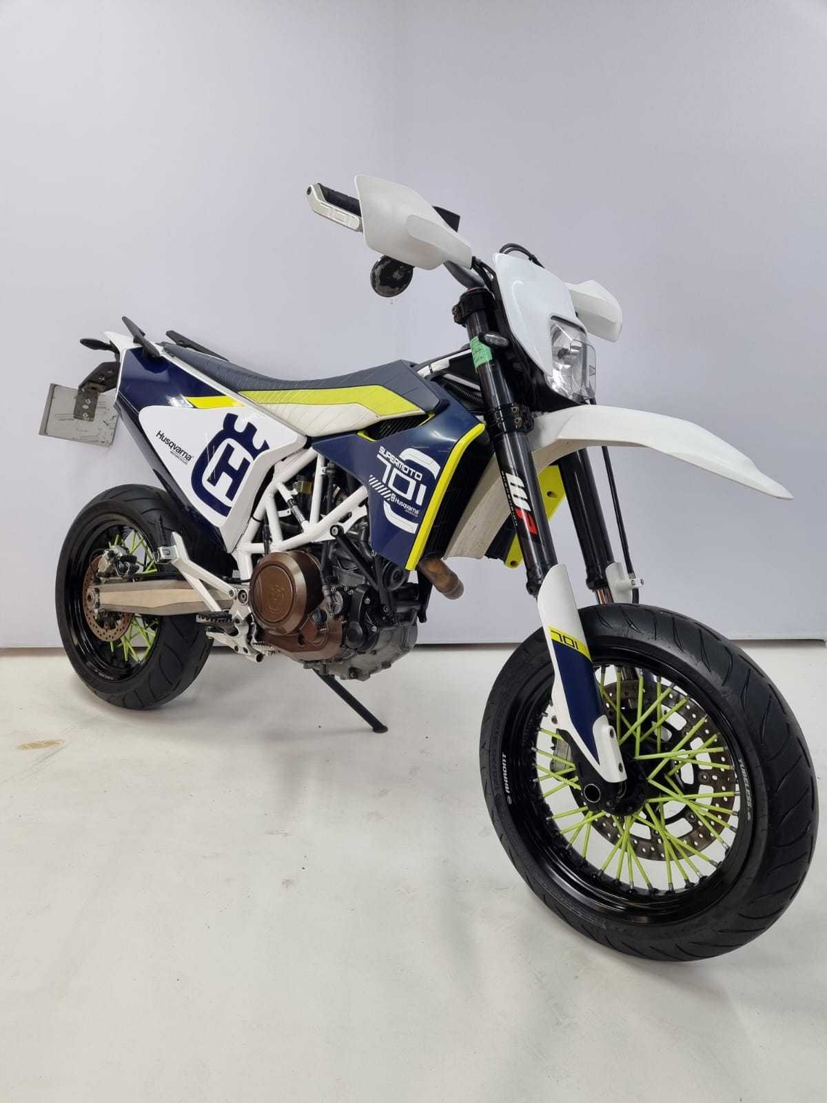 Husqvarna 701 Supermoto 2016 HD vue 3/4 droite