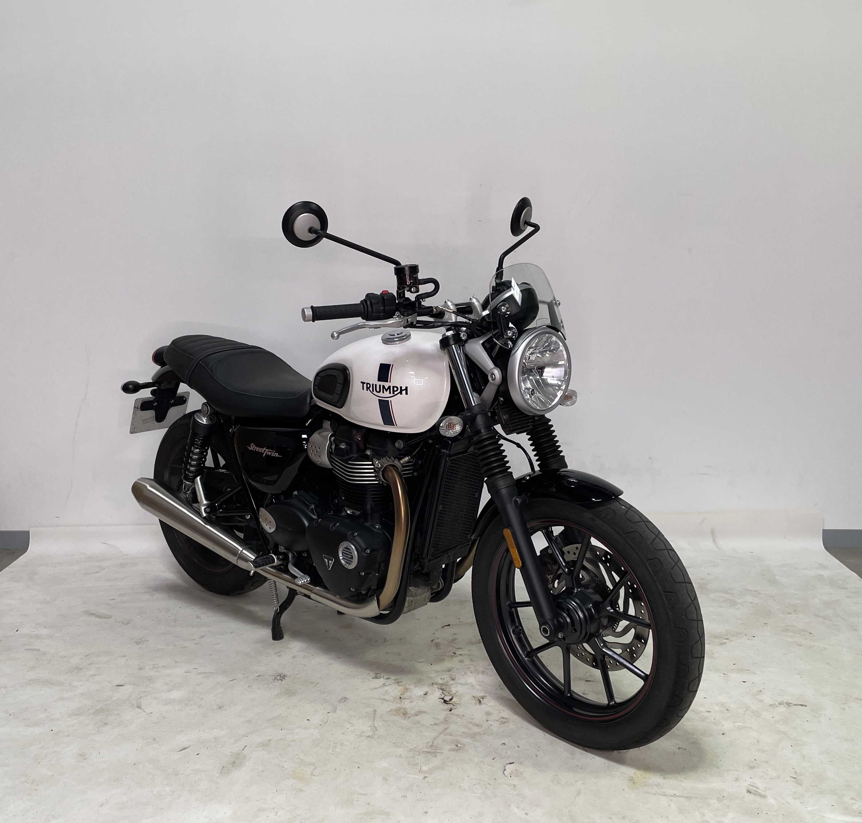 Triumph 900 Street Twin 2017 HD vue 3/4 droite