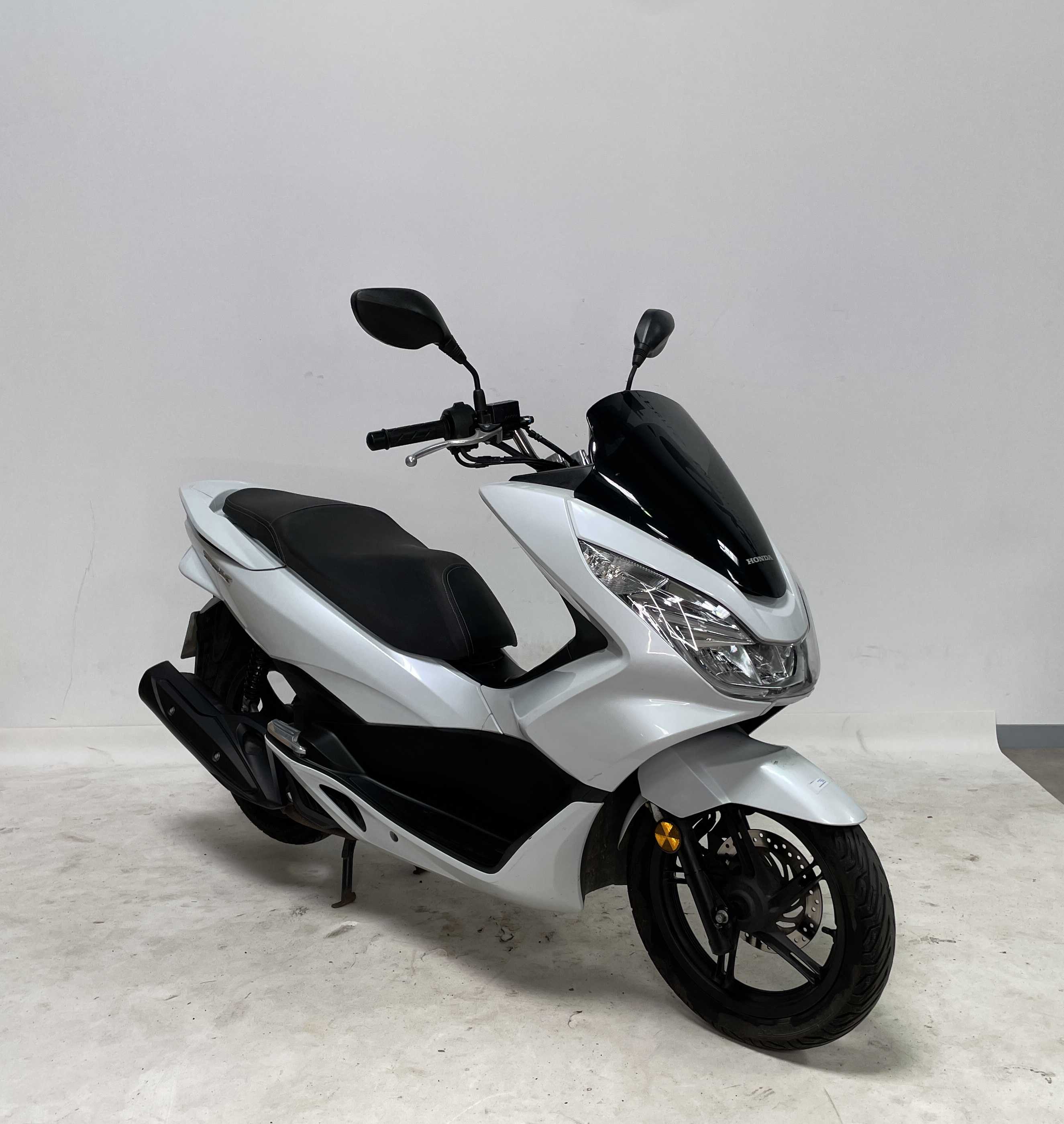 Honda PCX 125 2017 HD vue 3/4 droite