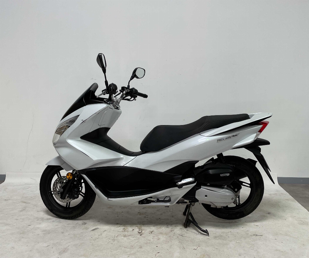 Honda PCX 125 2017 vue gauche