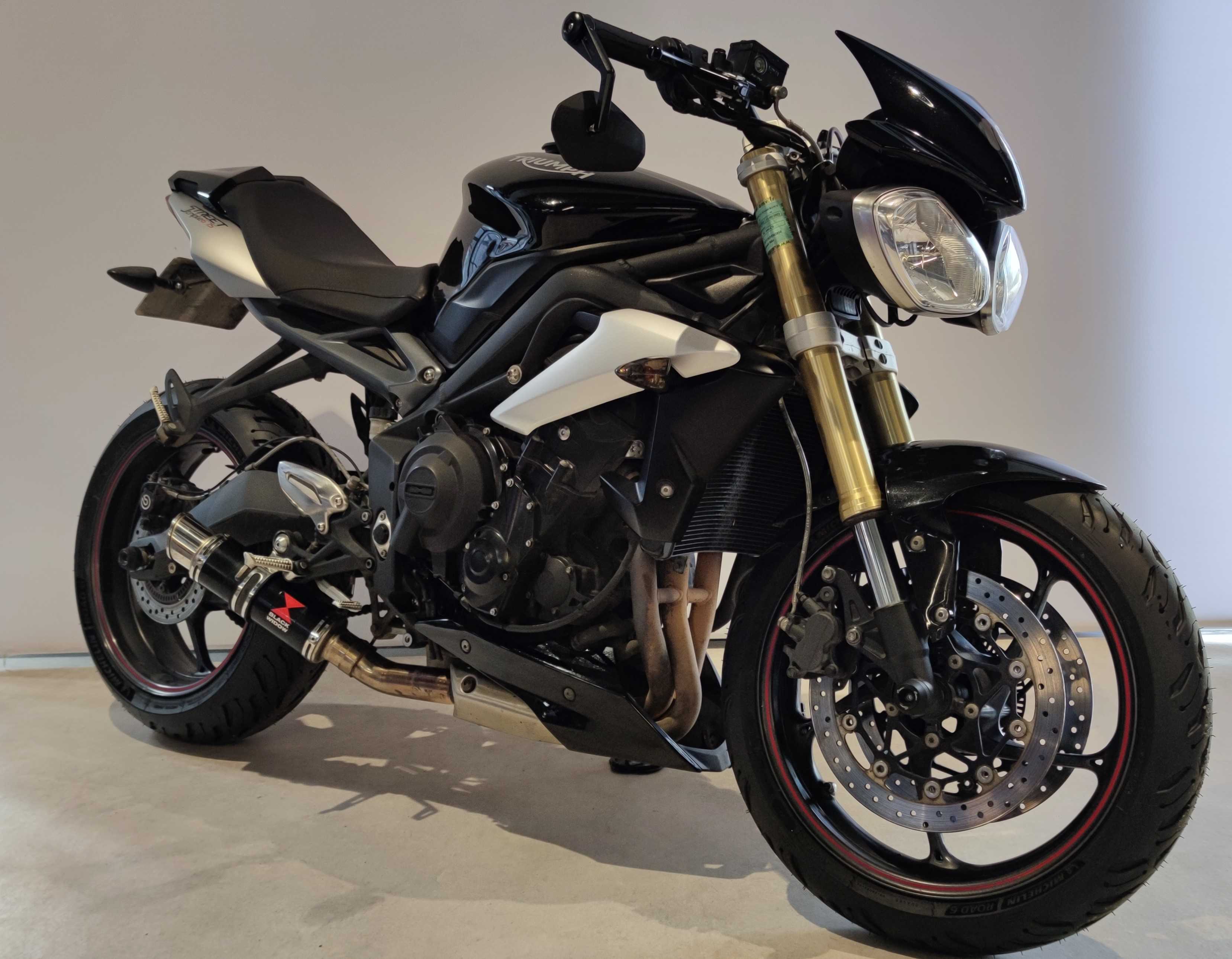 Triumph 675Street Triple 2016 HD vue 3/4 droite