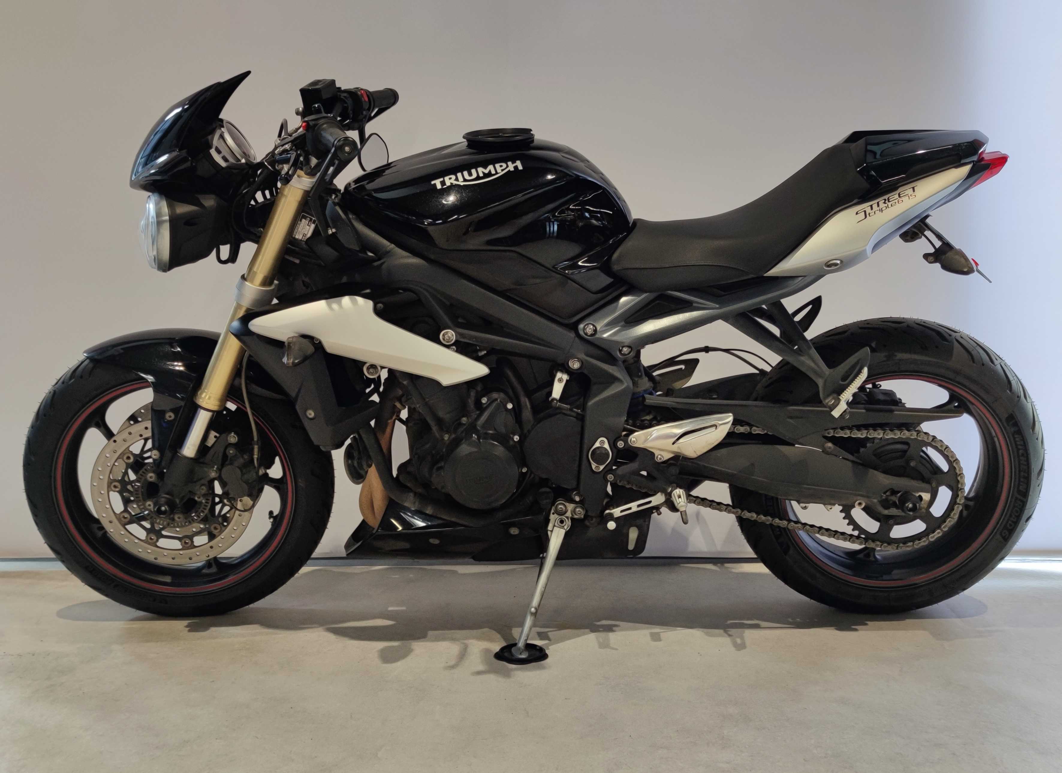 Triumph 675Street Triple 2016 HD vue gauche