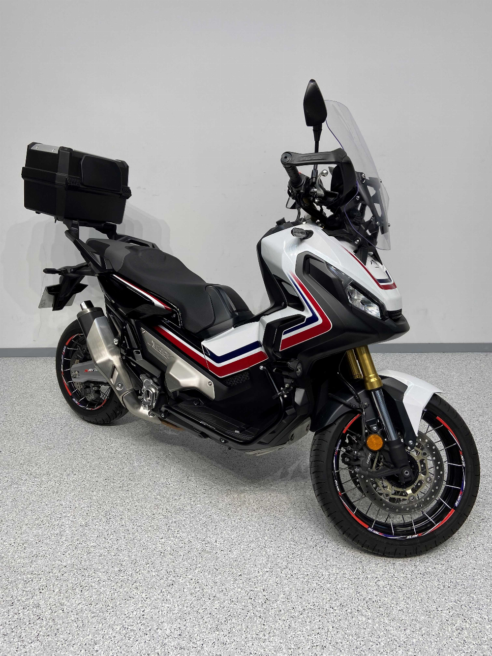 Honda X-ADV 750 2017 vue 3/4 droite