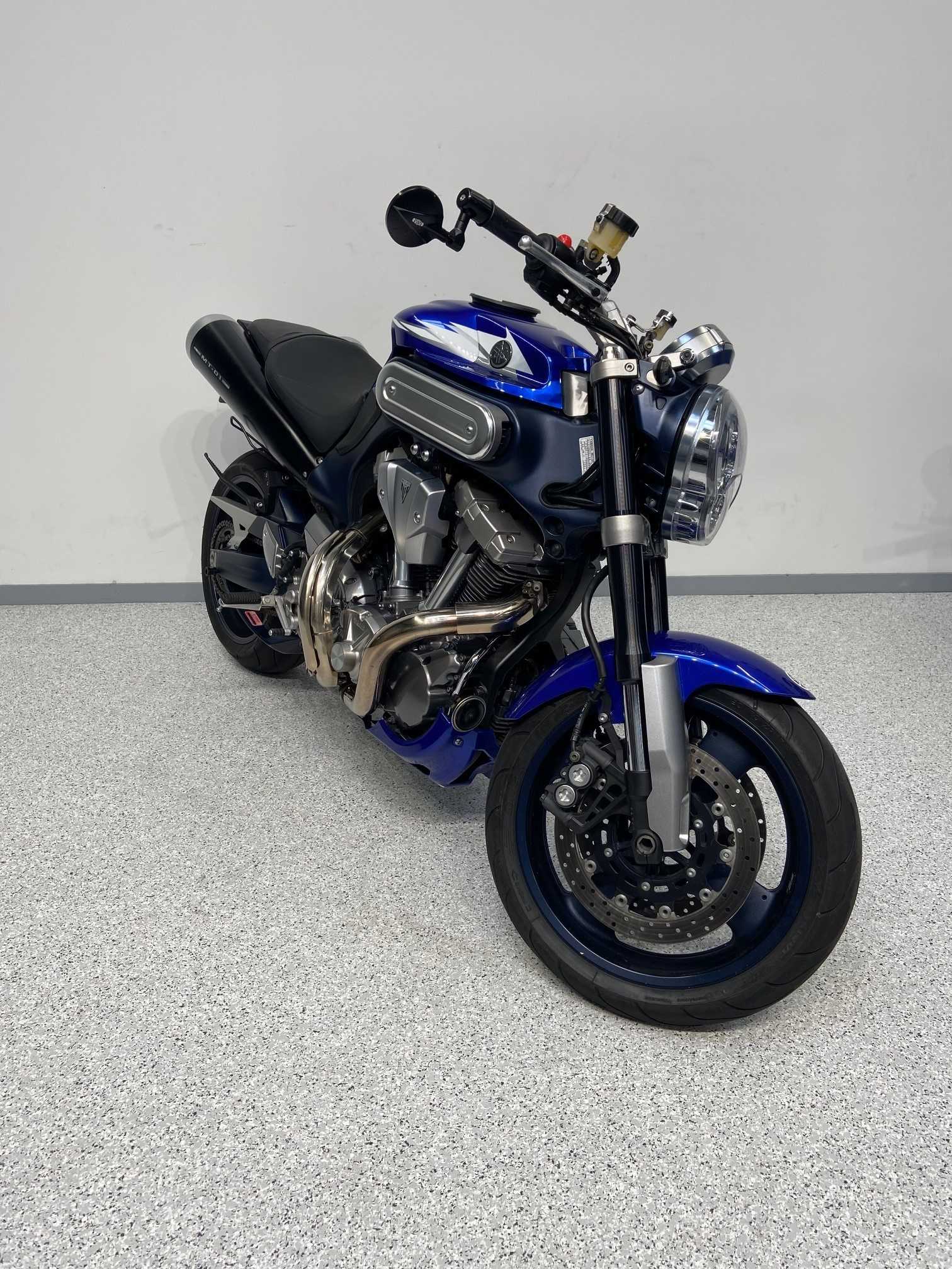 Yamaha MT-01 2006 HD vue 3/4 droite