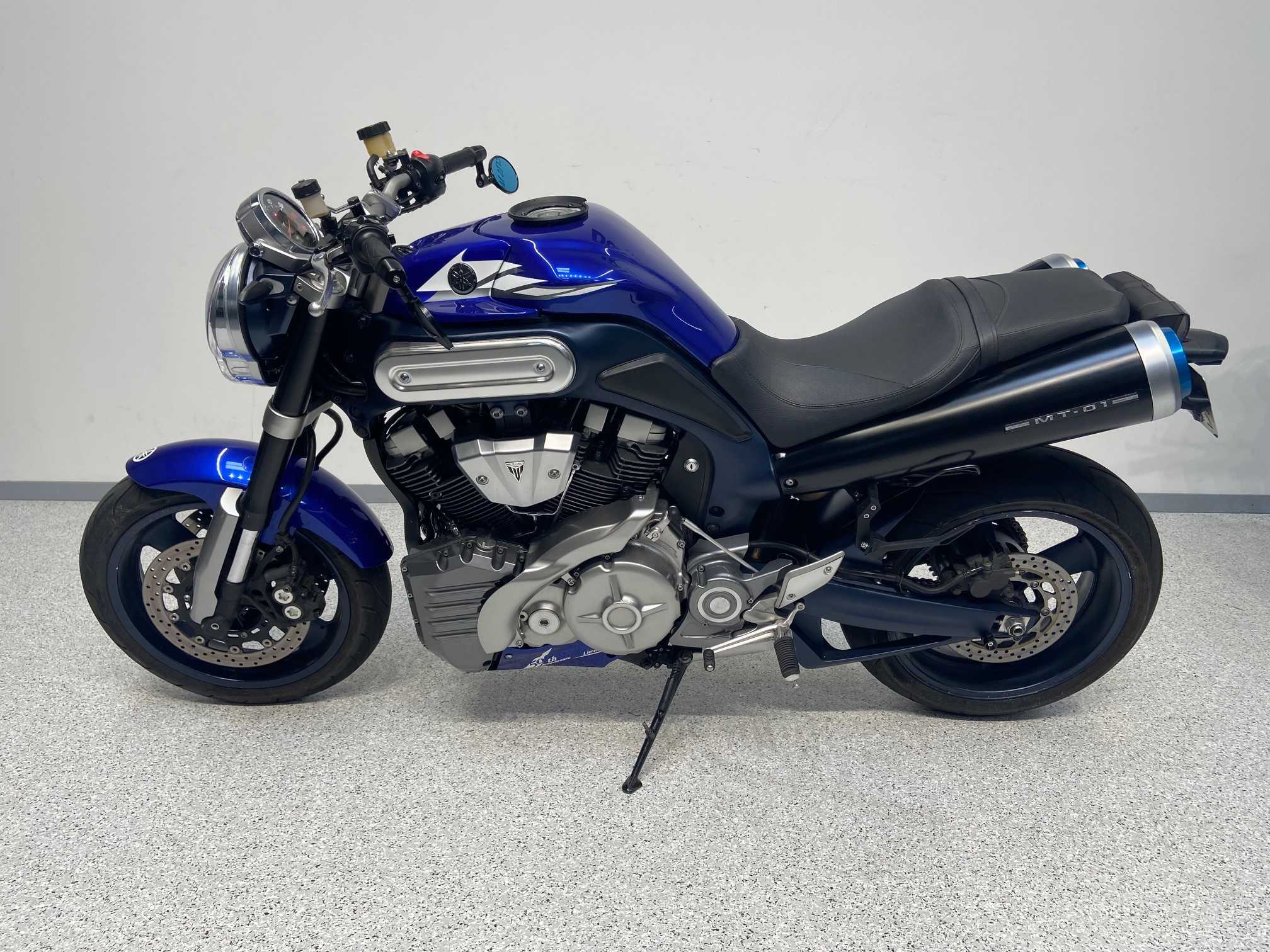 Yamaha MT-01 2006 HD vue gauche