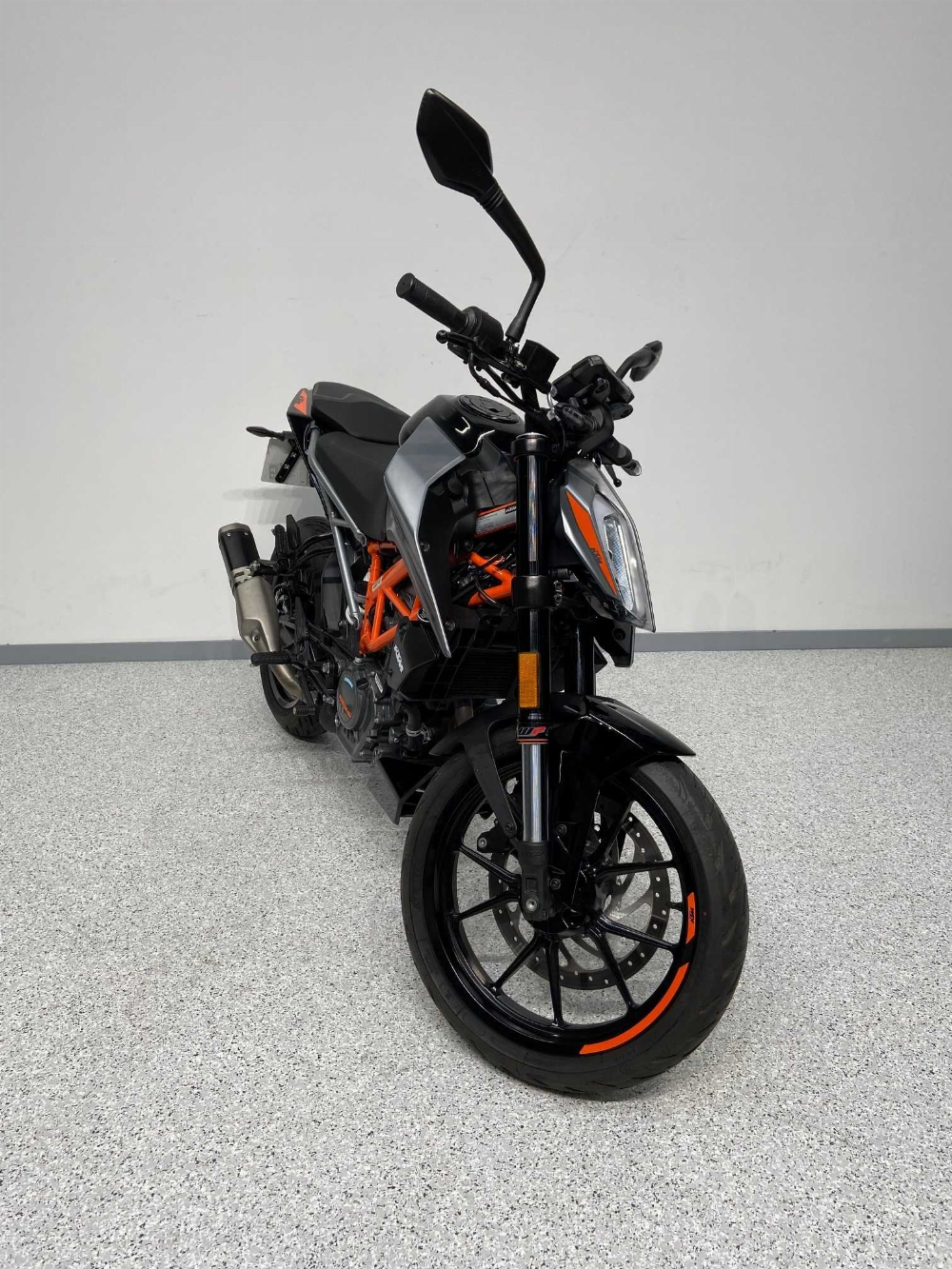 KTM 125 Duke 2021 vue 3/4 droite