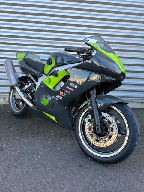 Yamaha YZF 600 R6 2000 HD vue 3/4 droite