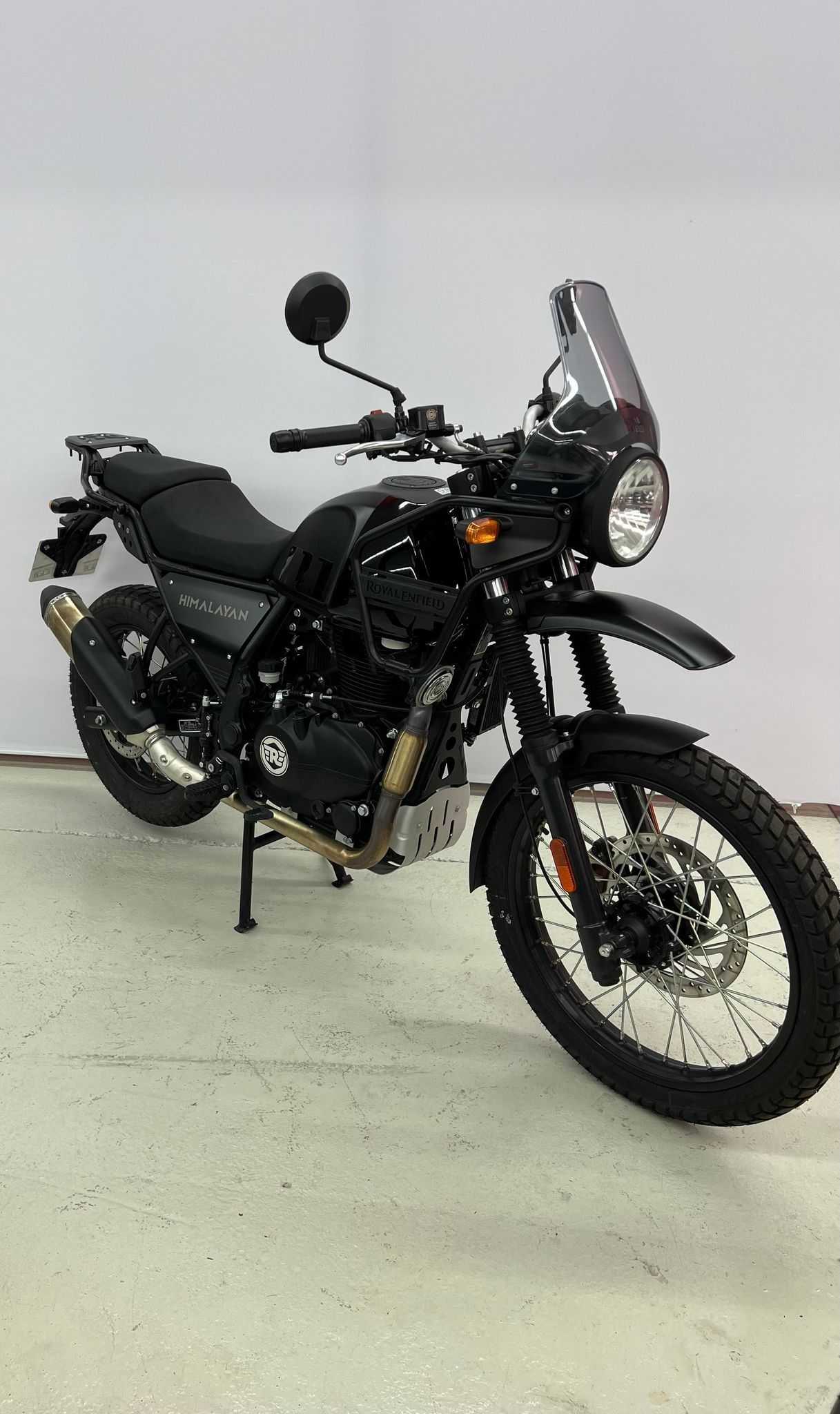 Royal Enfield HIMALAYAN 410 &quot;GRANITE BLACK&quot; 2021 HD vue 3/4 droite