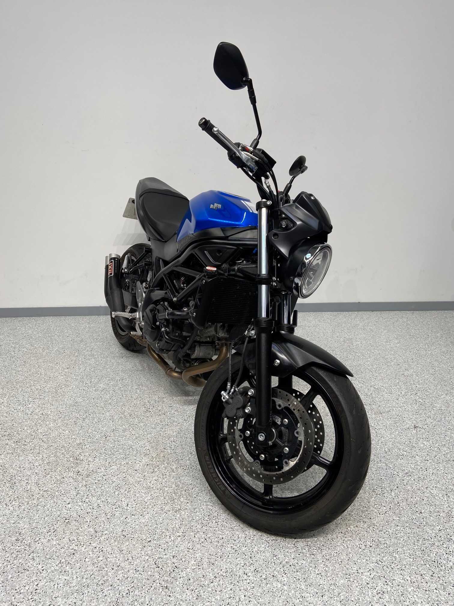 Suzuki SV 650 2017 HD vue 3/4 droite