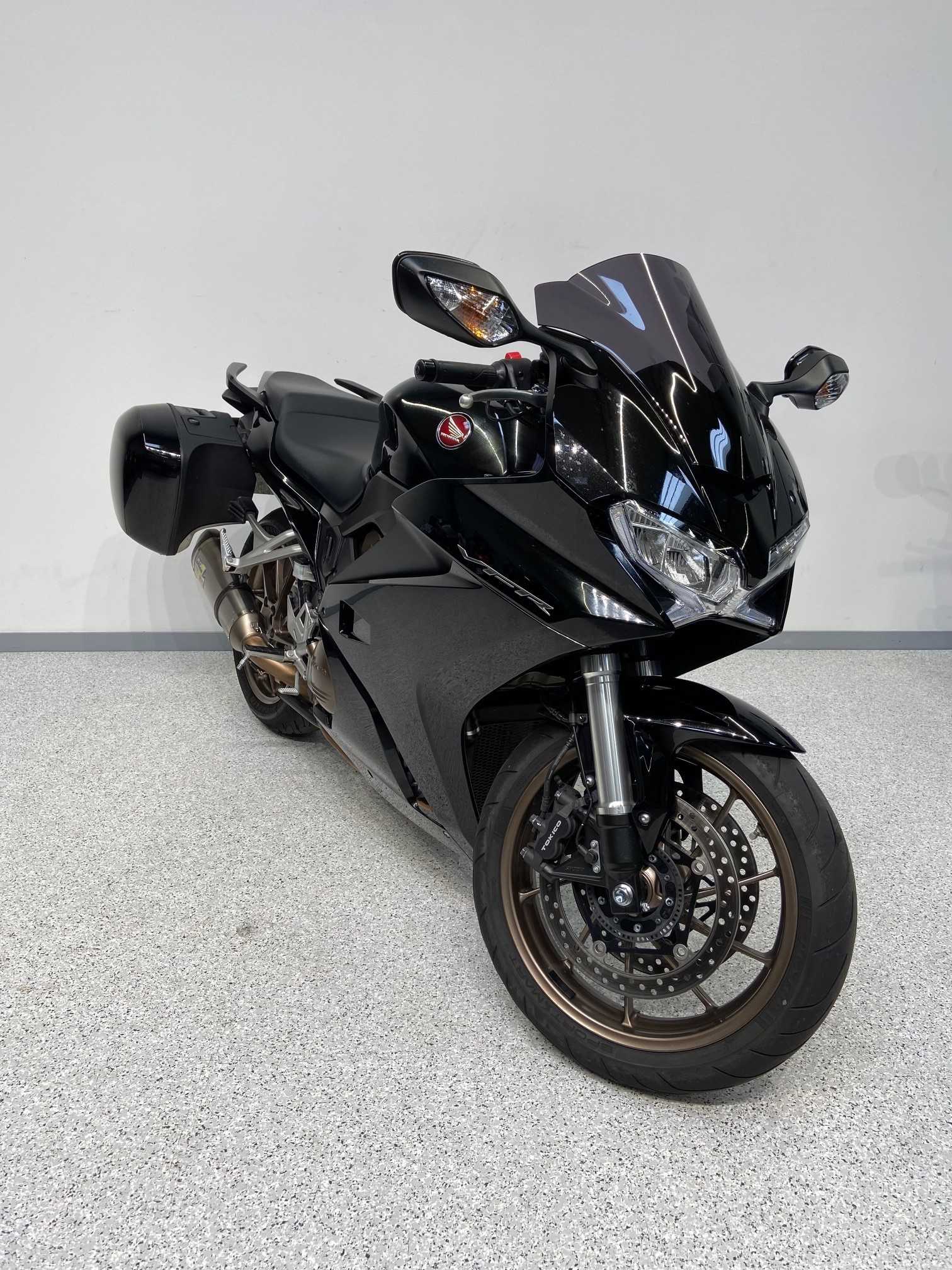 Honda VFR 800 F 2018 HD vue 3/4 droite