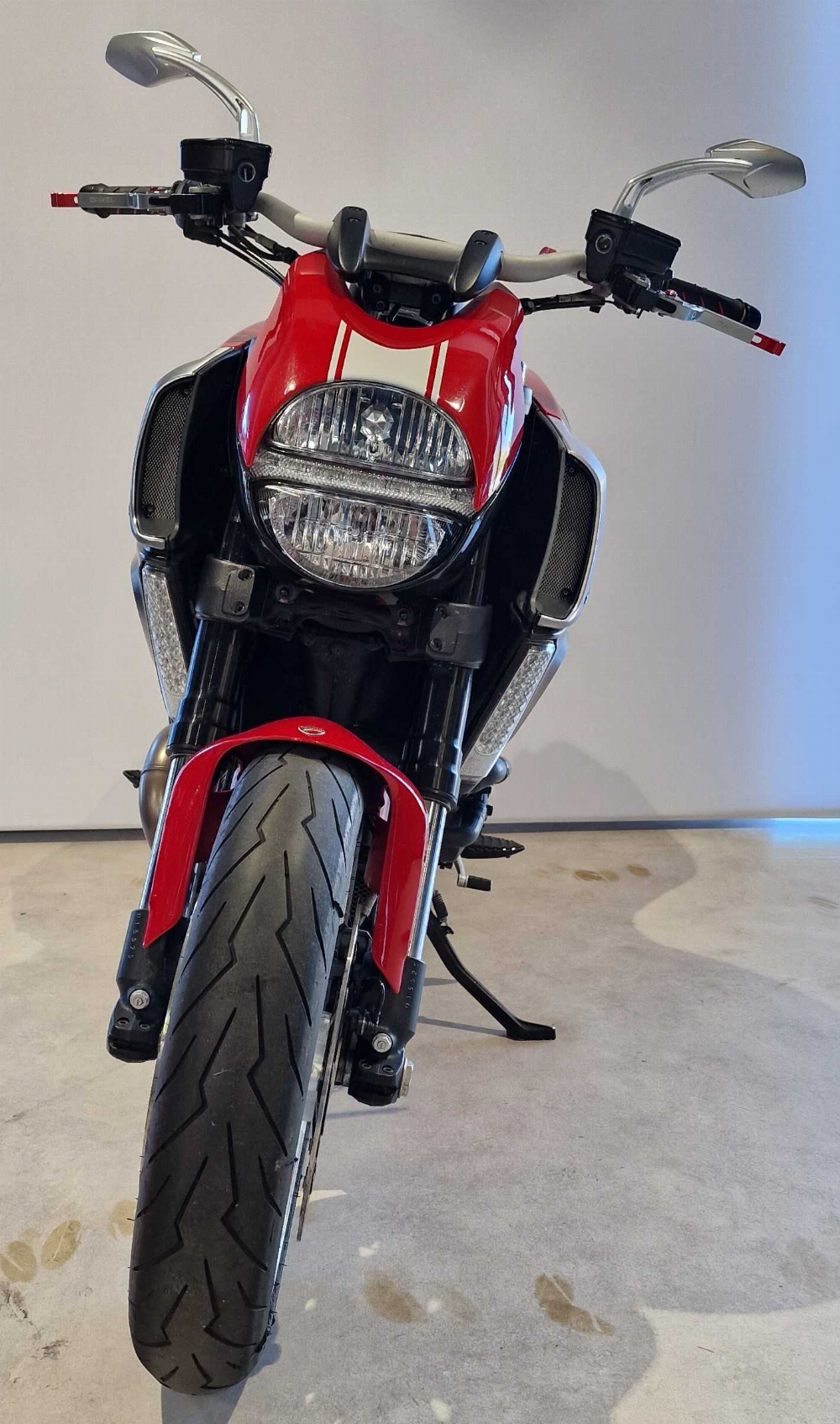Ducati Diavel 1200 2013 vue avant